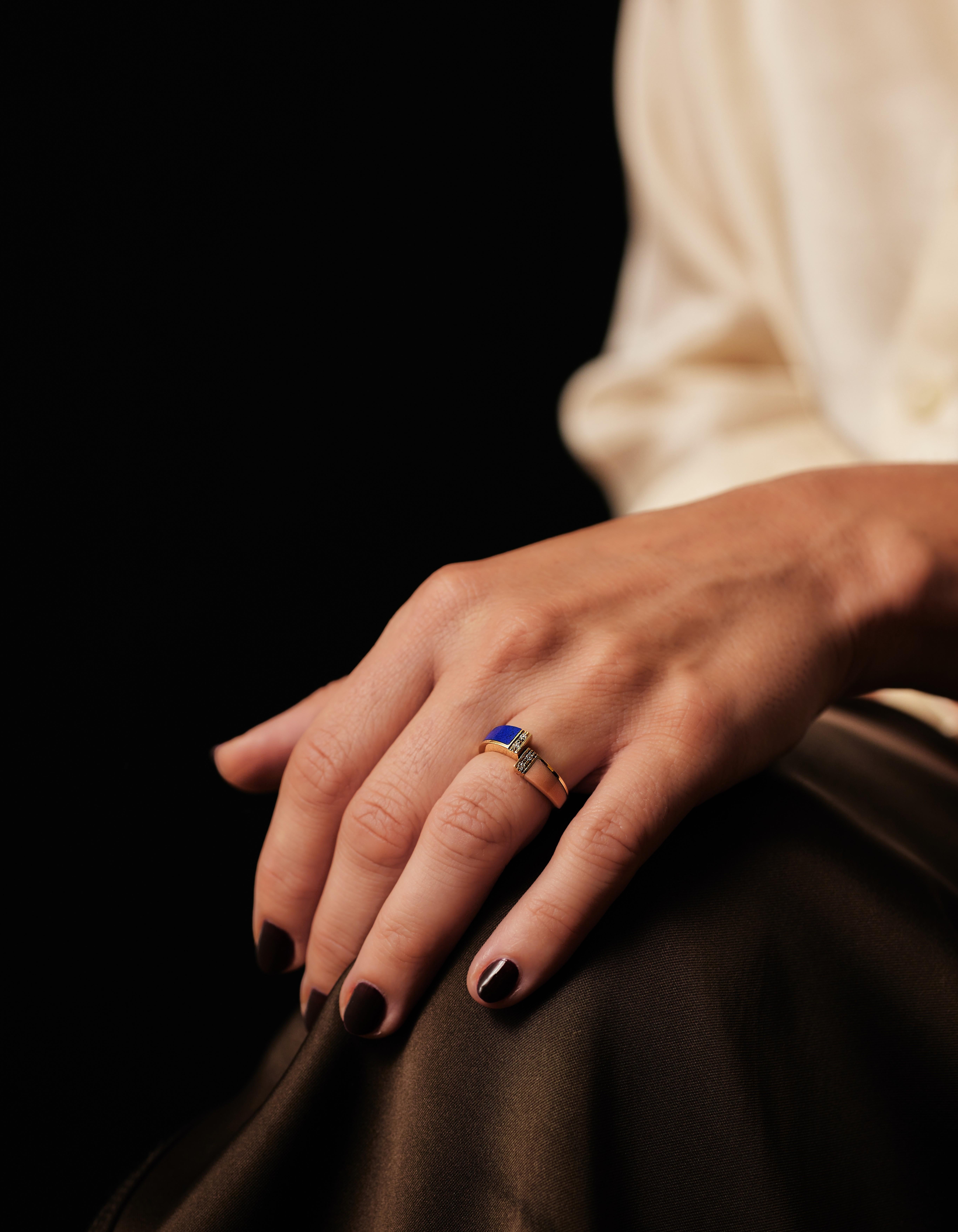 Anillo italiano de lapislázuli y coral a Contrariè de los años setenta. Retro en venta