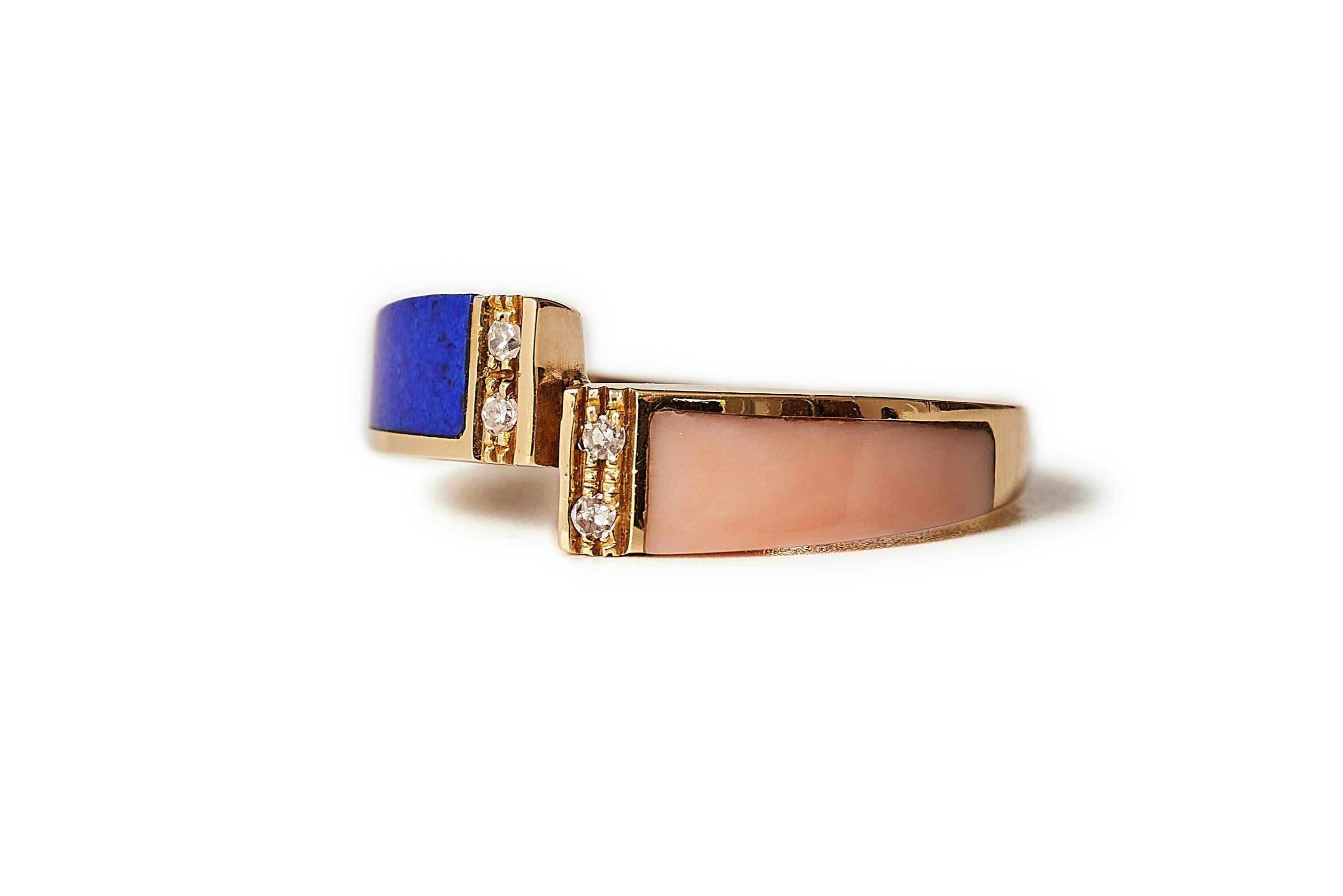 Anillo italiano de lapislázuli y coral a Contrariè de los años setenta. Corte mixto en venta