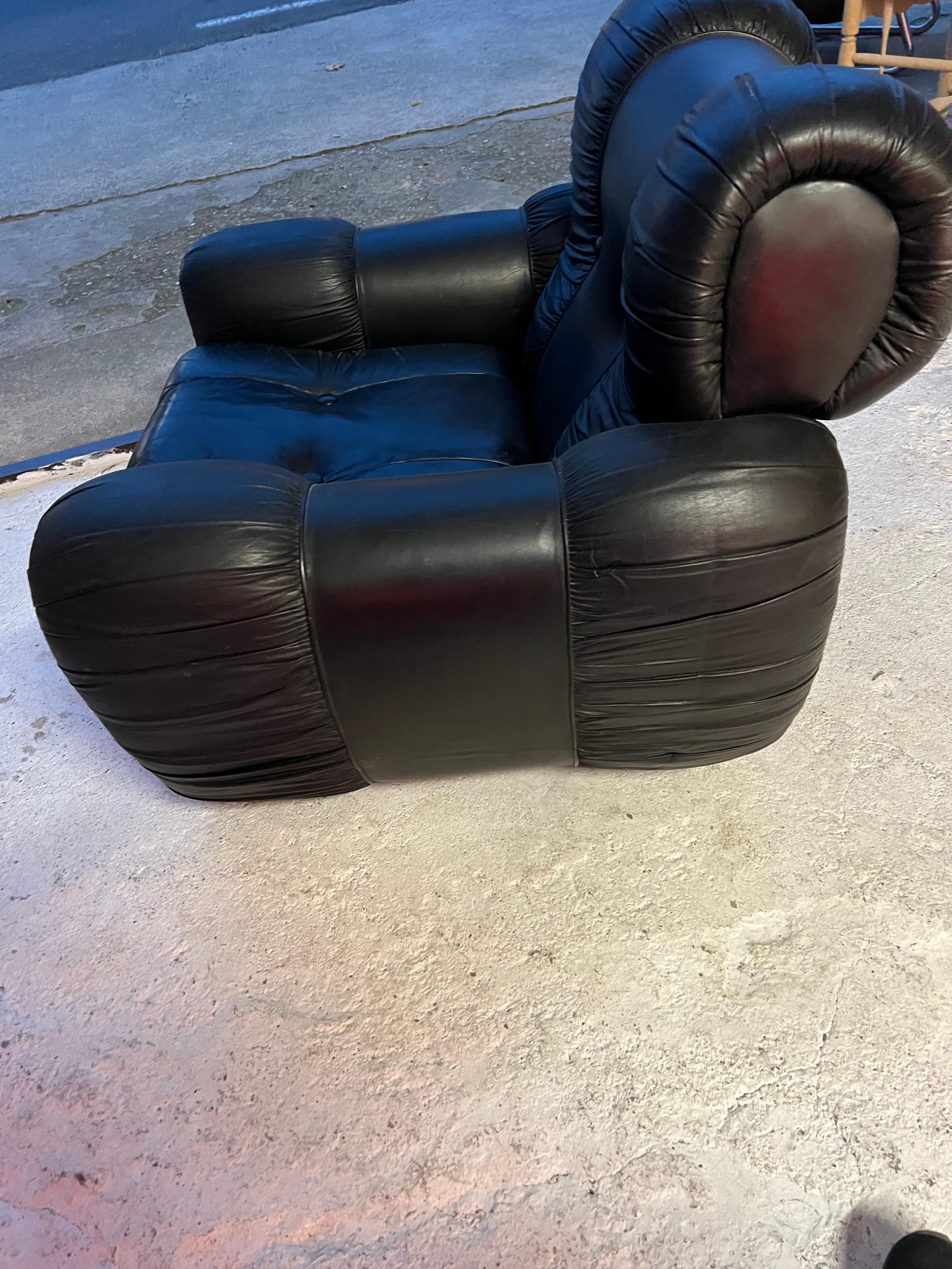 1970’s Italian Leather Chair, Funky Tendance For Sale 1
