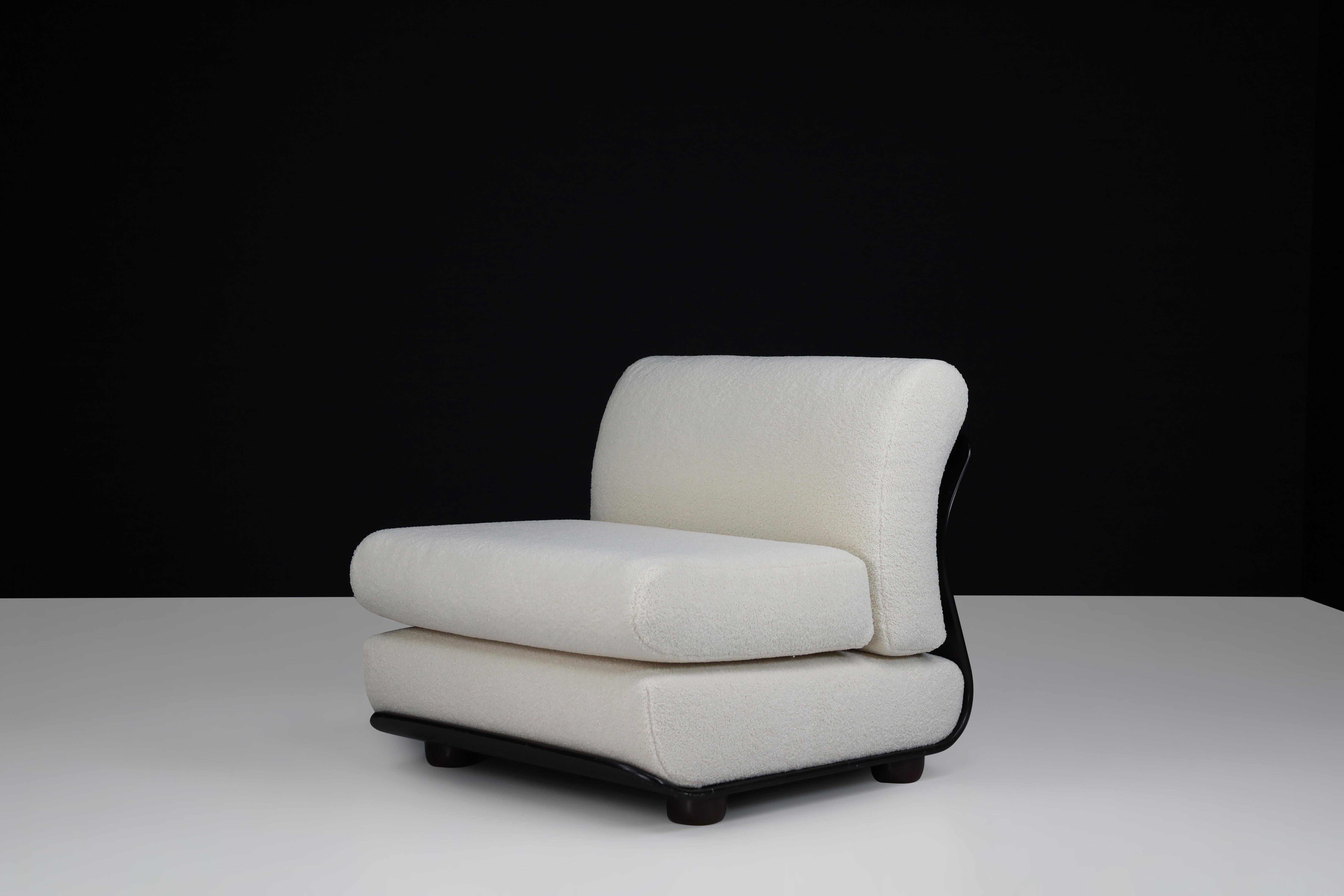 Chaise longue italienne des années 1970 avec structure en bois courbé et tapisserie en bouclé neuf - 5 disponibles

Exemple raffiné du design italien des années 1970, cette chaise longue présente un cadre sculptural en bois courbé associé à un