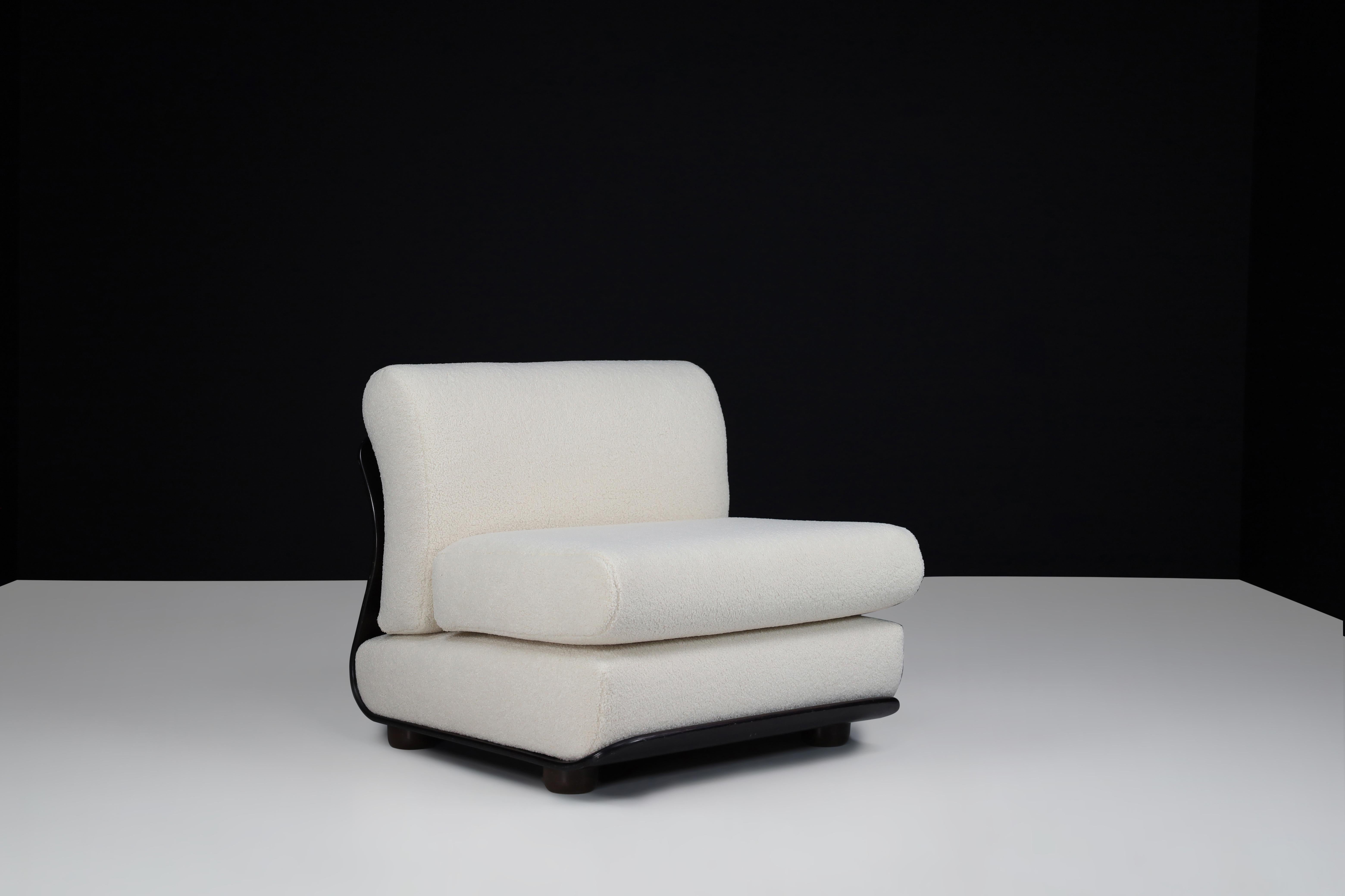 Mid-Century Modern Chaise longue italienne des années 1970 avec structure en bois courbé et tapisserie en bouclé neuf en vente