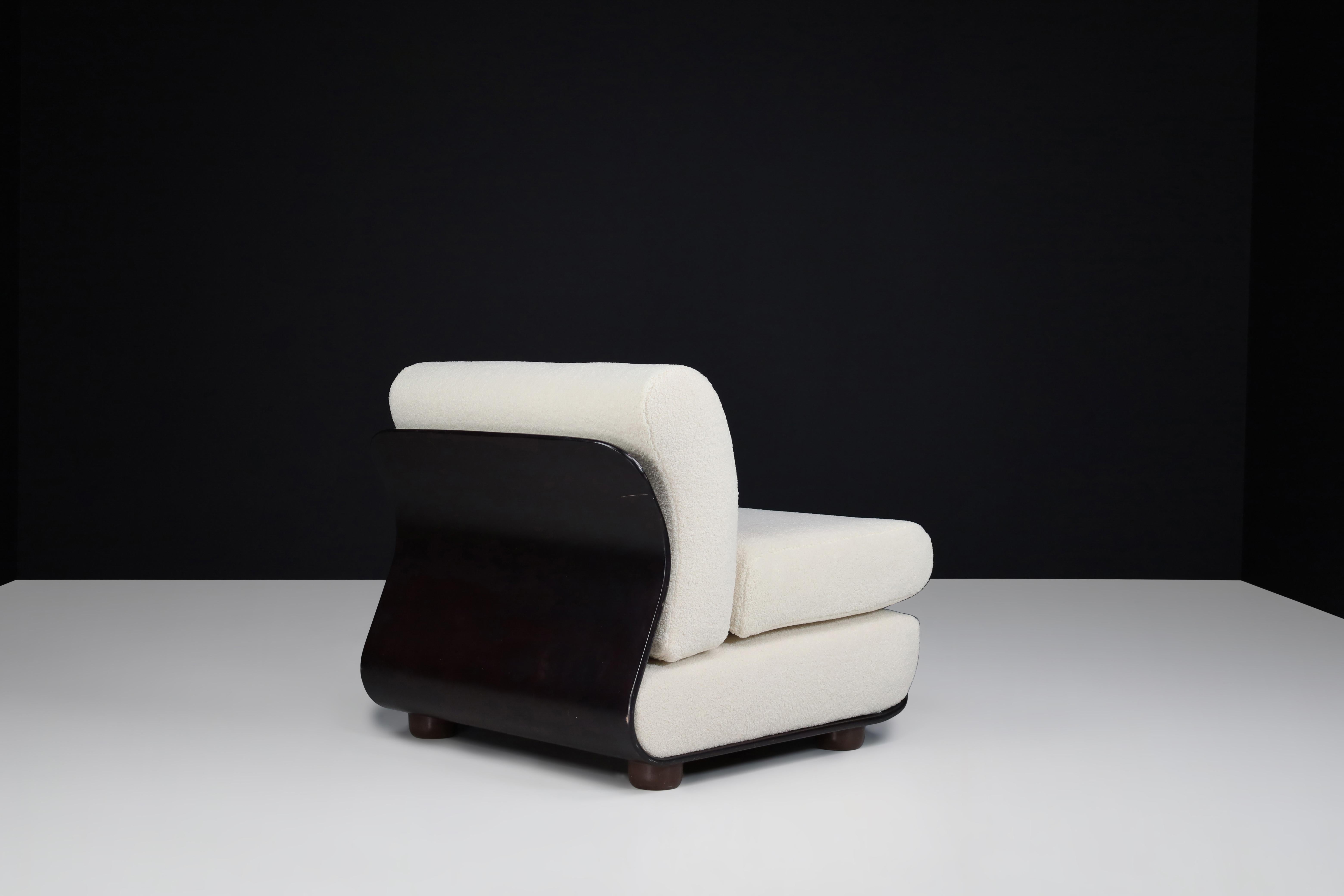 20ième siècle Chaise longue italienne des années 1970 avec structure en bois courbé et tapisserie en bouclé neuf en vente