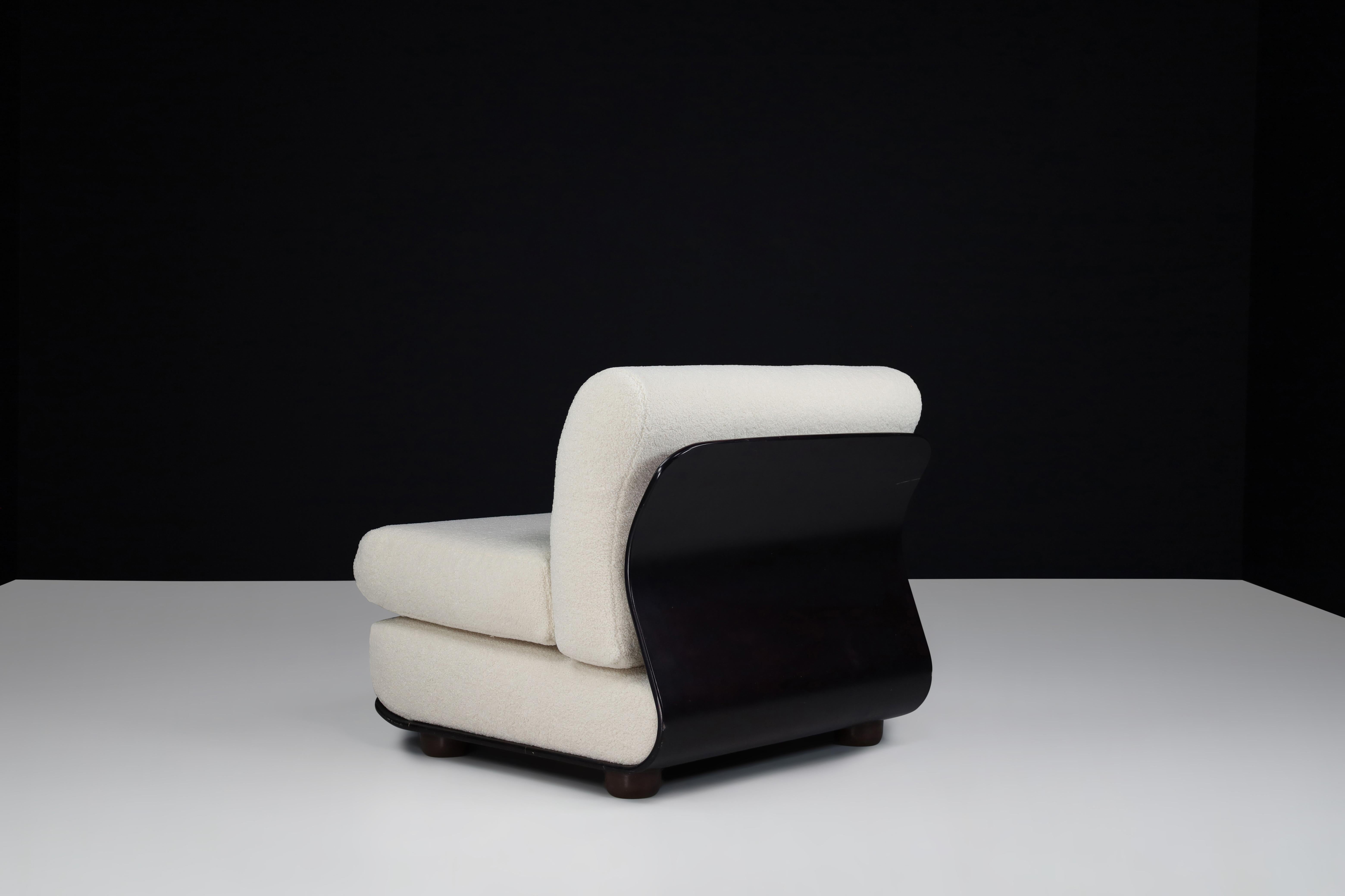 Chaise longue italienne des années 1970 avec structure en bois courbé et tapisserie en bouclé neuf en vente 1