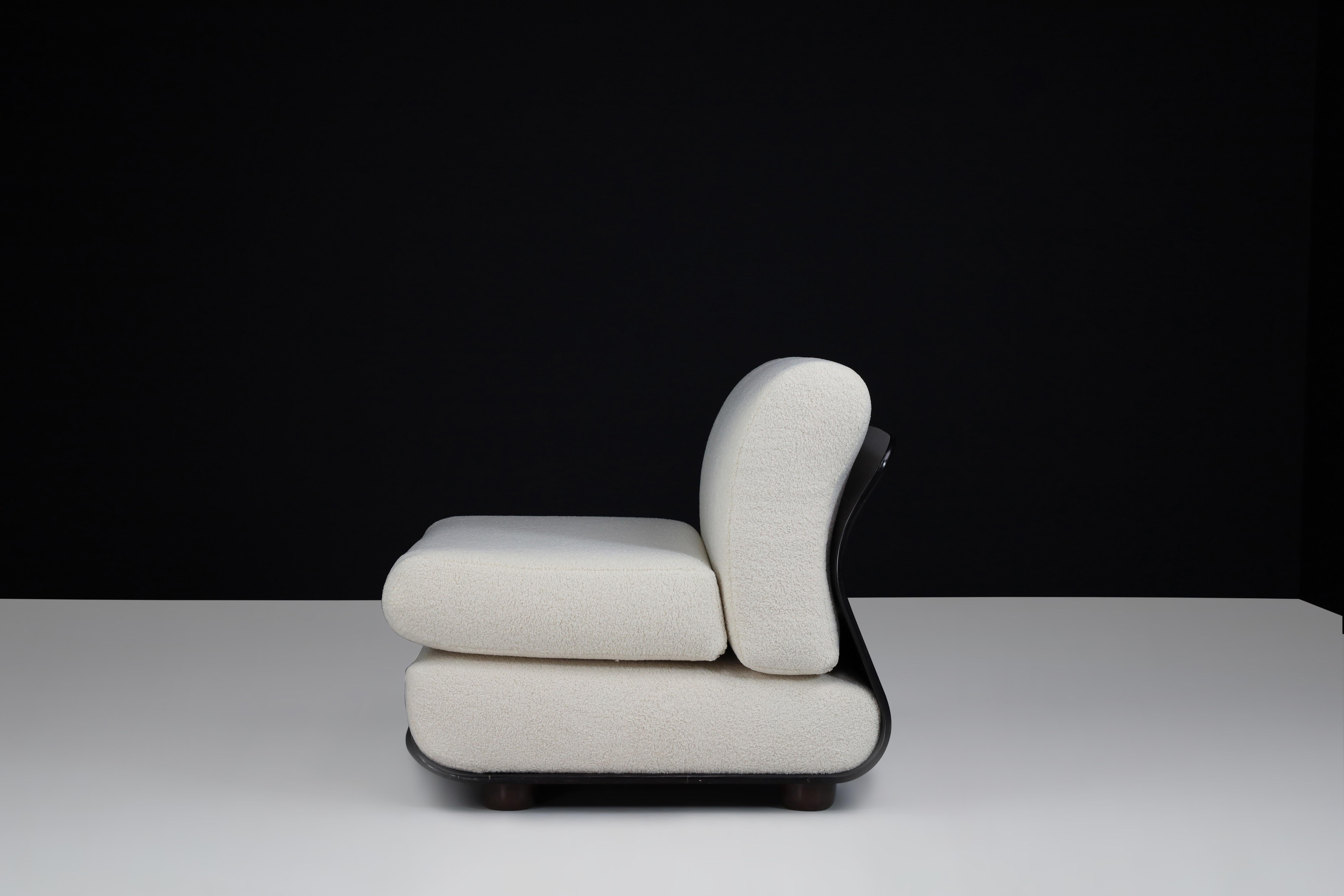 Chaise longue italienne des années 1970 avec structure en bois courbé et tapisserie en bouclé neuf en vente 2
