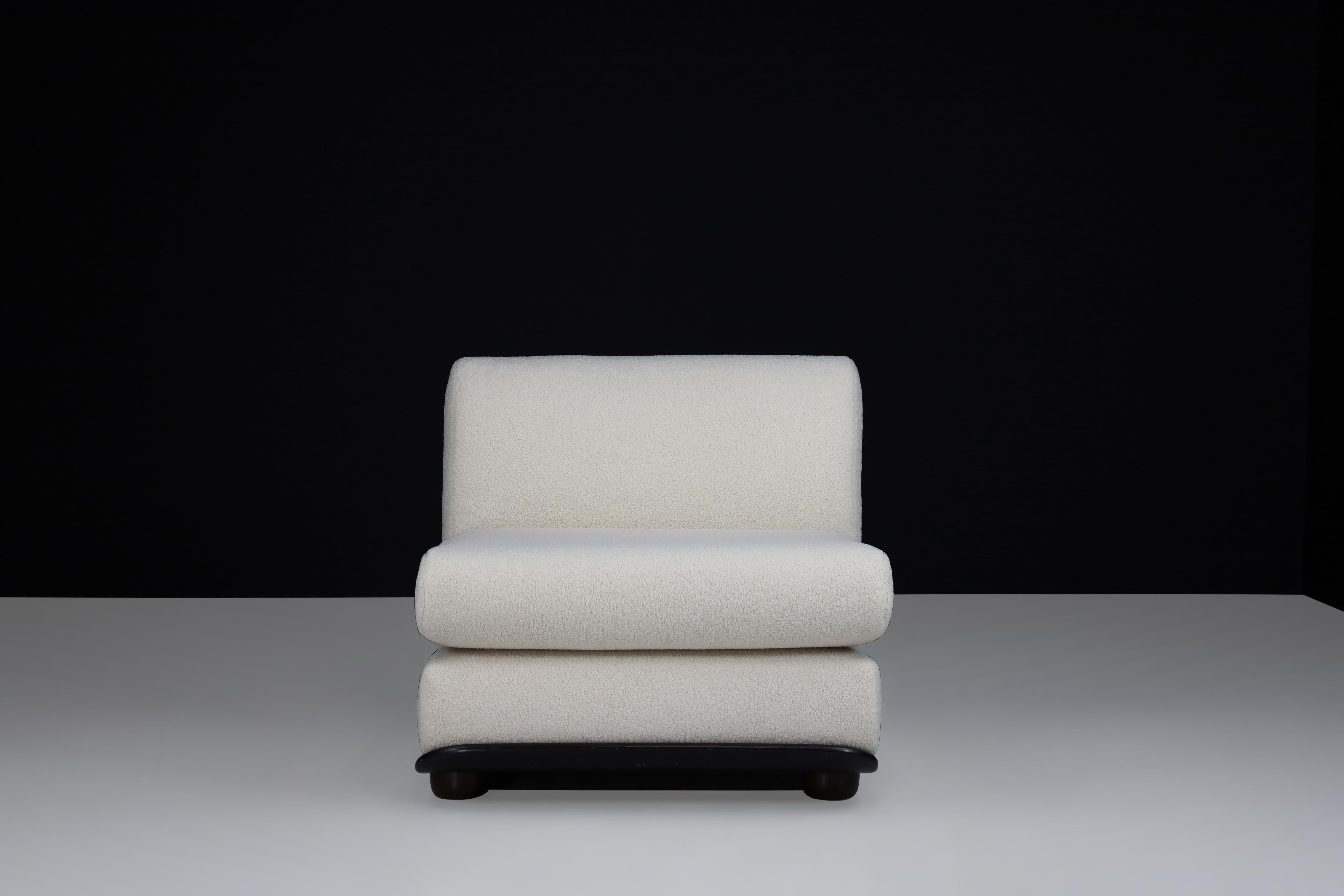 Chaise longue italienne des années 1970 avec structure en bois courbé et tapisserie en bouclé neuf en vente 3