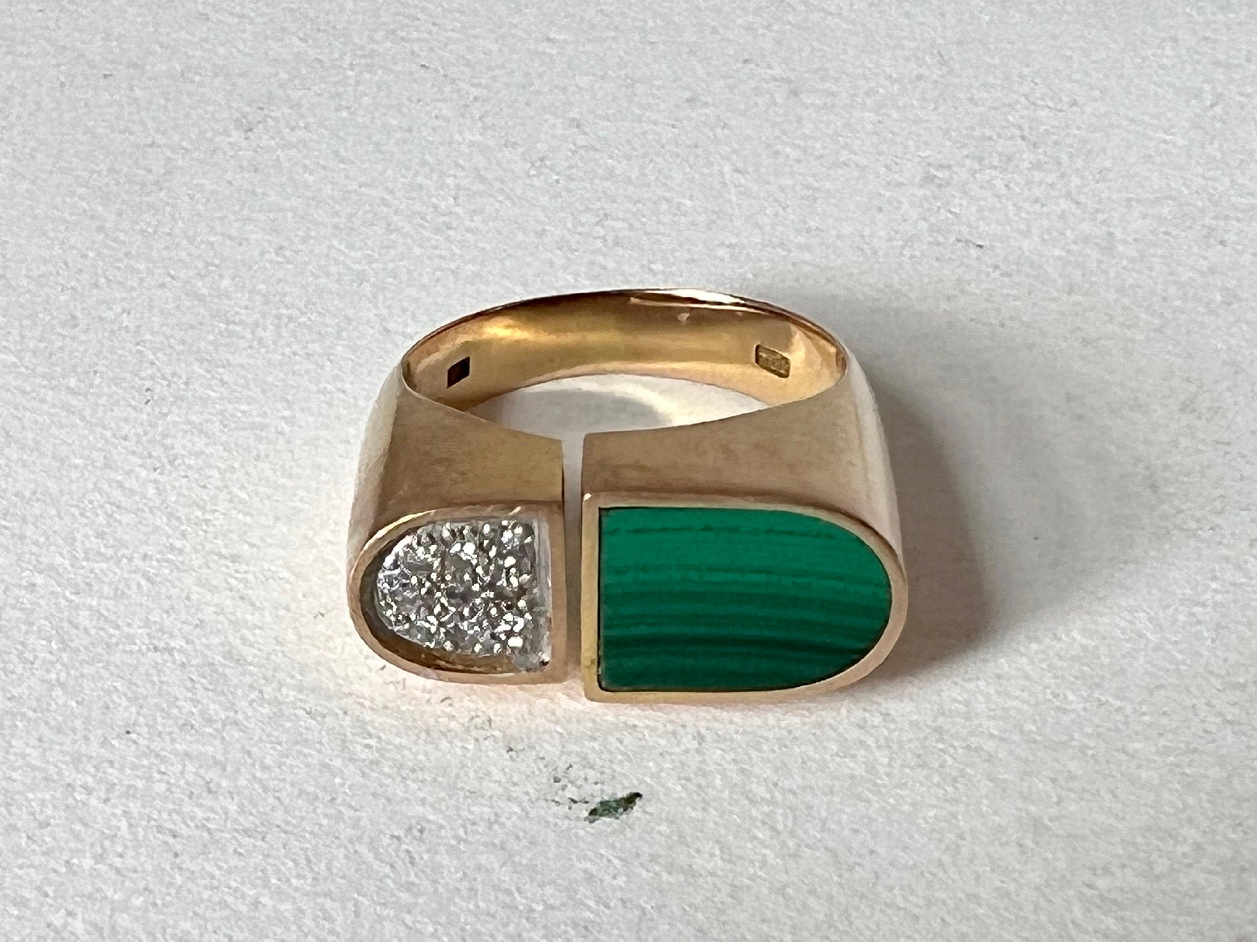 1970's Italian Malachite and diamonds gold ring. 14K gold,.
Has wear by age and use. 
