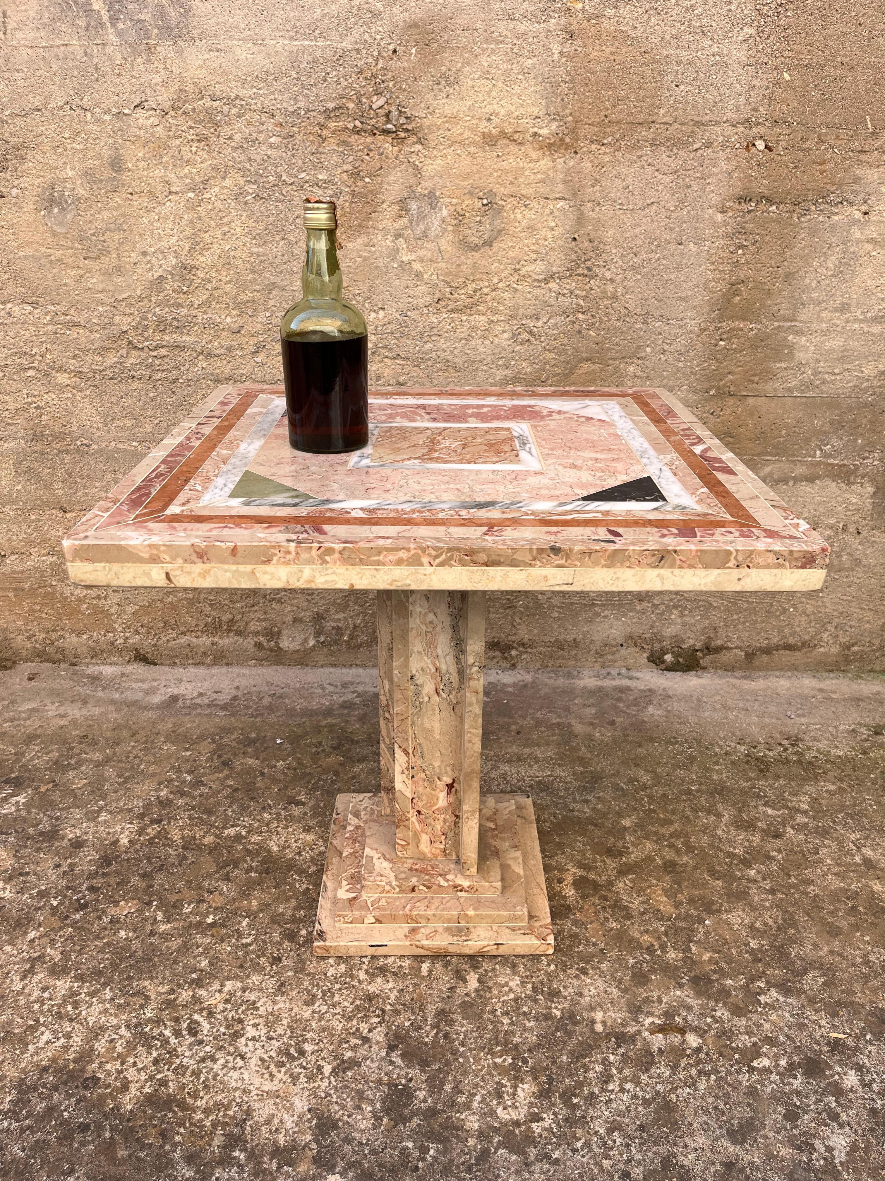 Tavolino in marmo italiano degli anni '70
Condit e in buone condizioni, molto elegante e particolare.