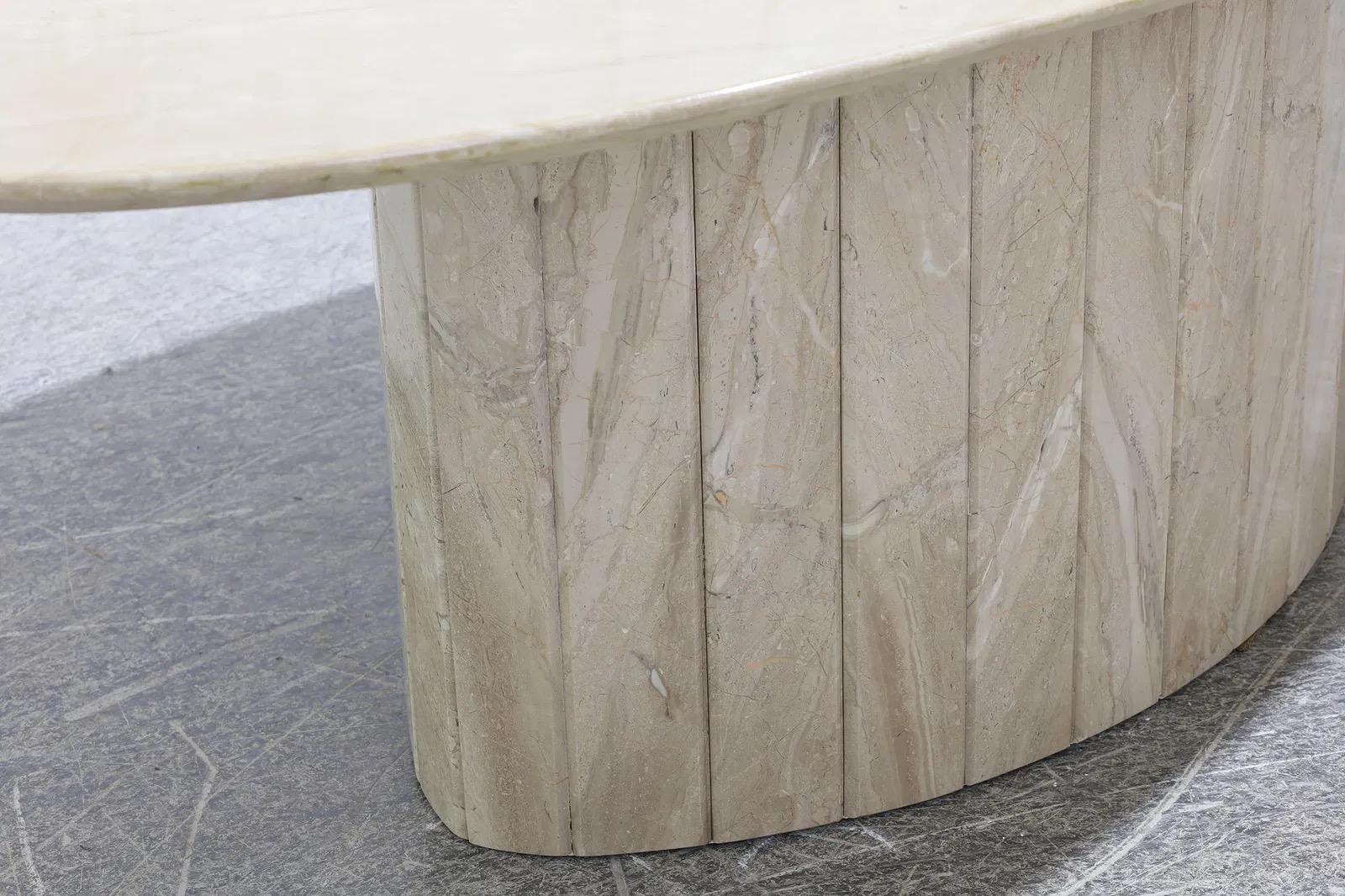 1970s Italian Marble Coffee Table With Faceted Base and Oval Top For Sale 3