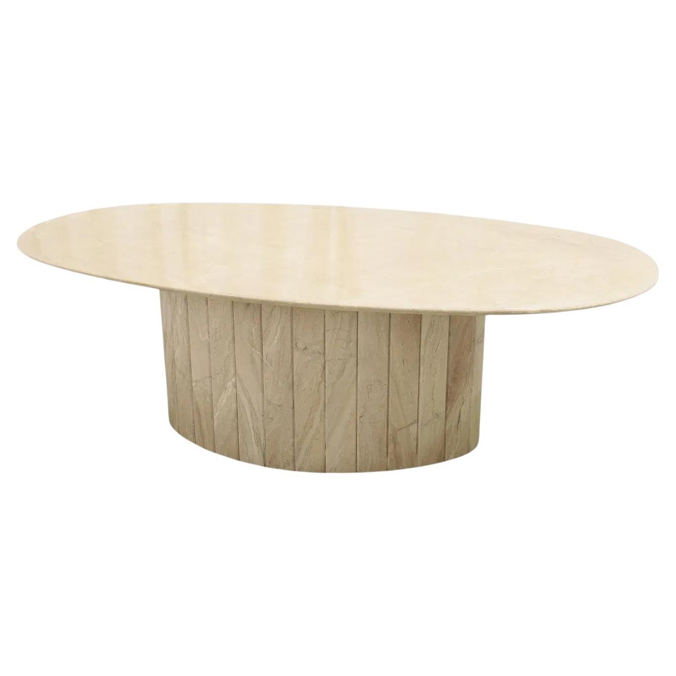 Italienischer Marmor-Couchtisch der 1970er Jahre mit facettiertem Sockel und ovaler Platte