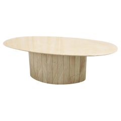 Mesa de centro de mármol italiano de los años 70 con base facetada y tapa ovalada