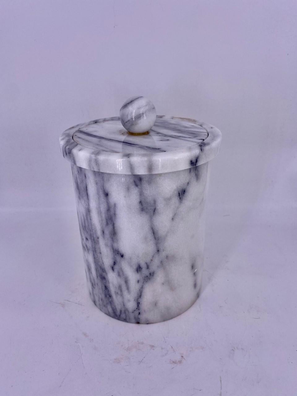 Beautiful vintage Italian marble ice bucket. Beautiful lines and it includes a metal liner. Elegant, luxurious yet Minimalist.