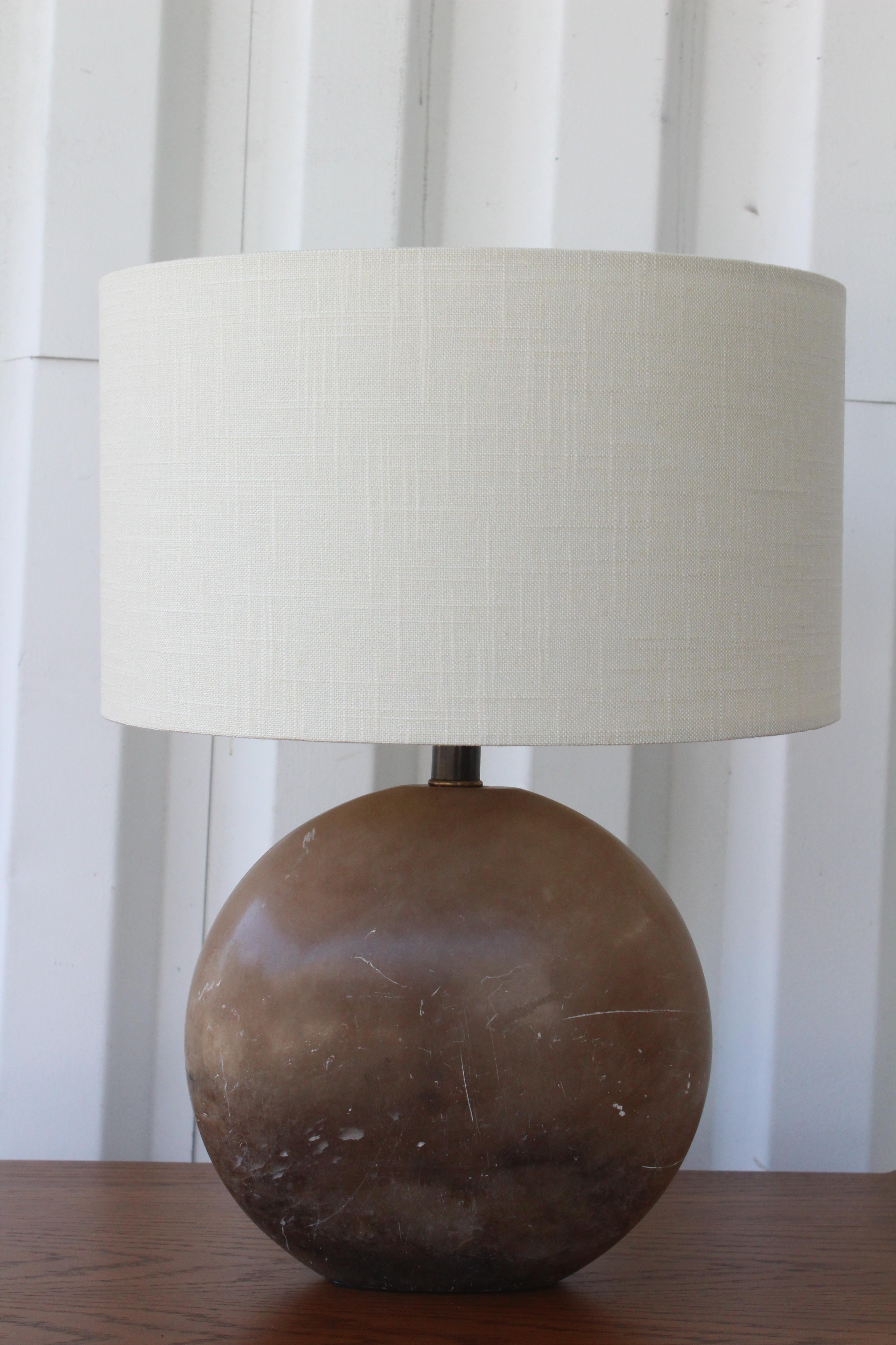 Vintage 1970s Italian marble table lamp. Newly rewired and fitted with a new custom made shade in Belgian linen. In good condition with a few minor scratches. Measures: Lamp base is 10