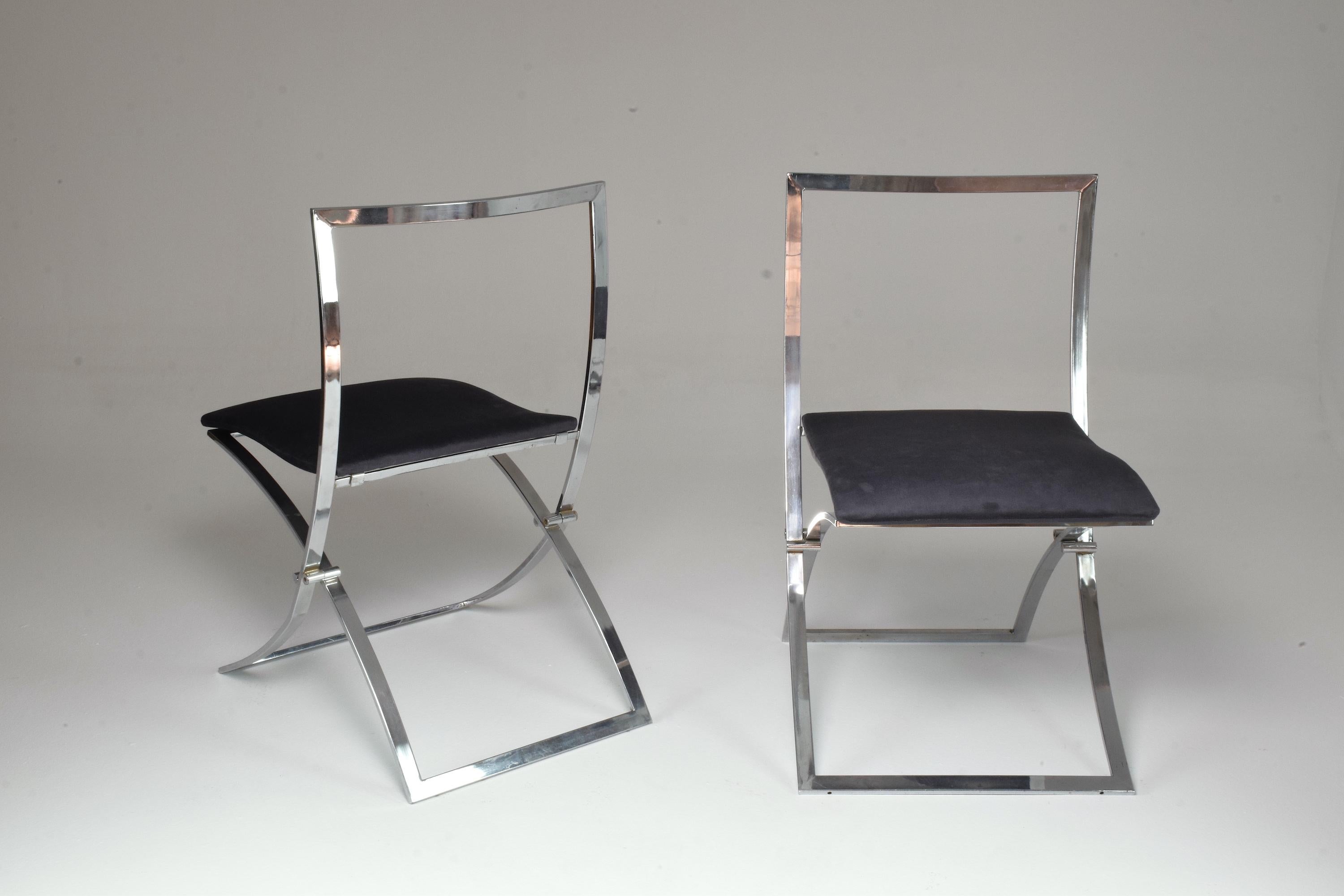 20th century vintage set of 2 foldable chairs designed by Marcello Cuneo in Italy.
The frame of the chairs is chrome-plated and the upholstery is meticulously restored with a high-quality dark-grey textile fabric.
In beautifully restored