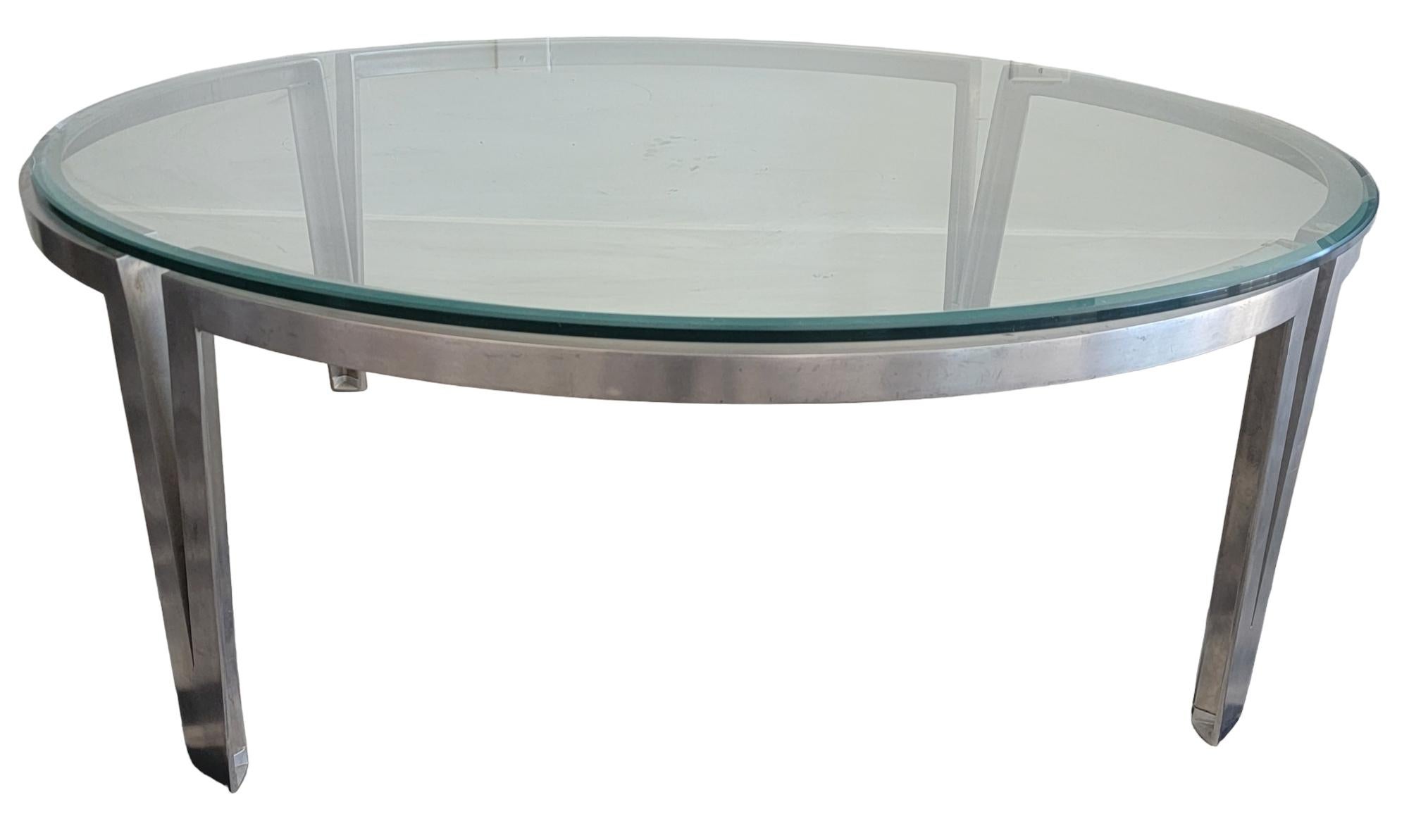 Table basse contemporaine italienne en métal et verre. Base très solide et robuste avec un plateau en verre épais. Le plateau en verre est biseauté. Le verre est amovible.

Mesure environ 44 x16