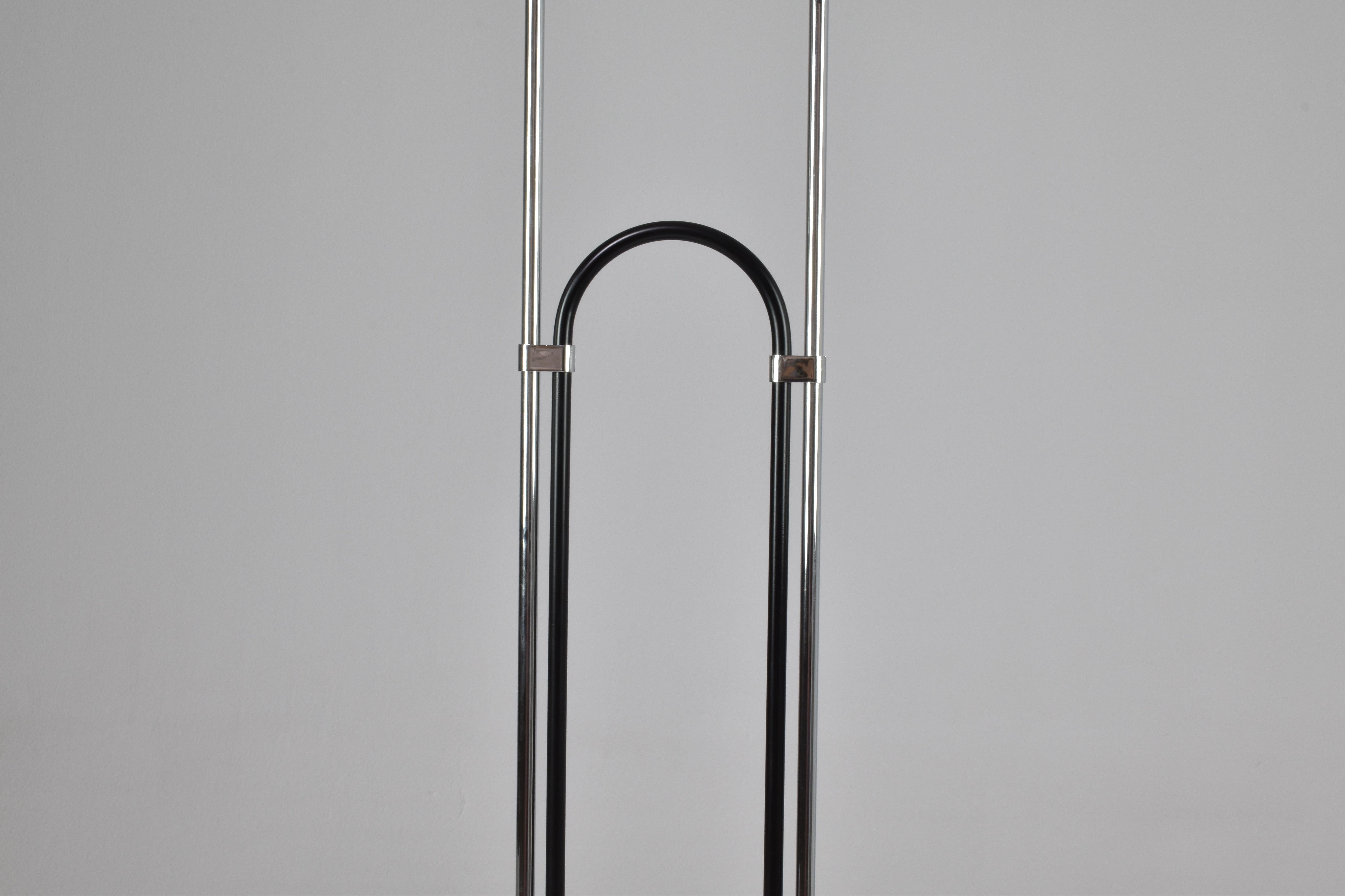1970's Italian Metal Floor Lamp Attributed to Reggiani In Good Condition For Sale In Paris, FR