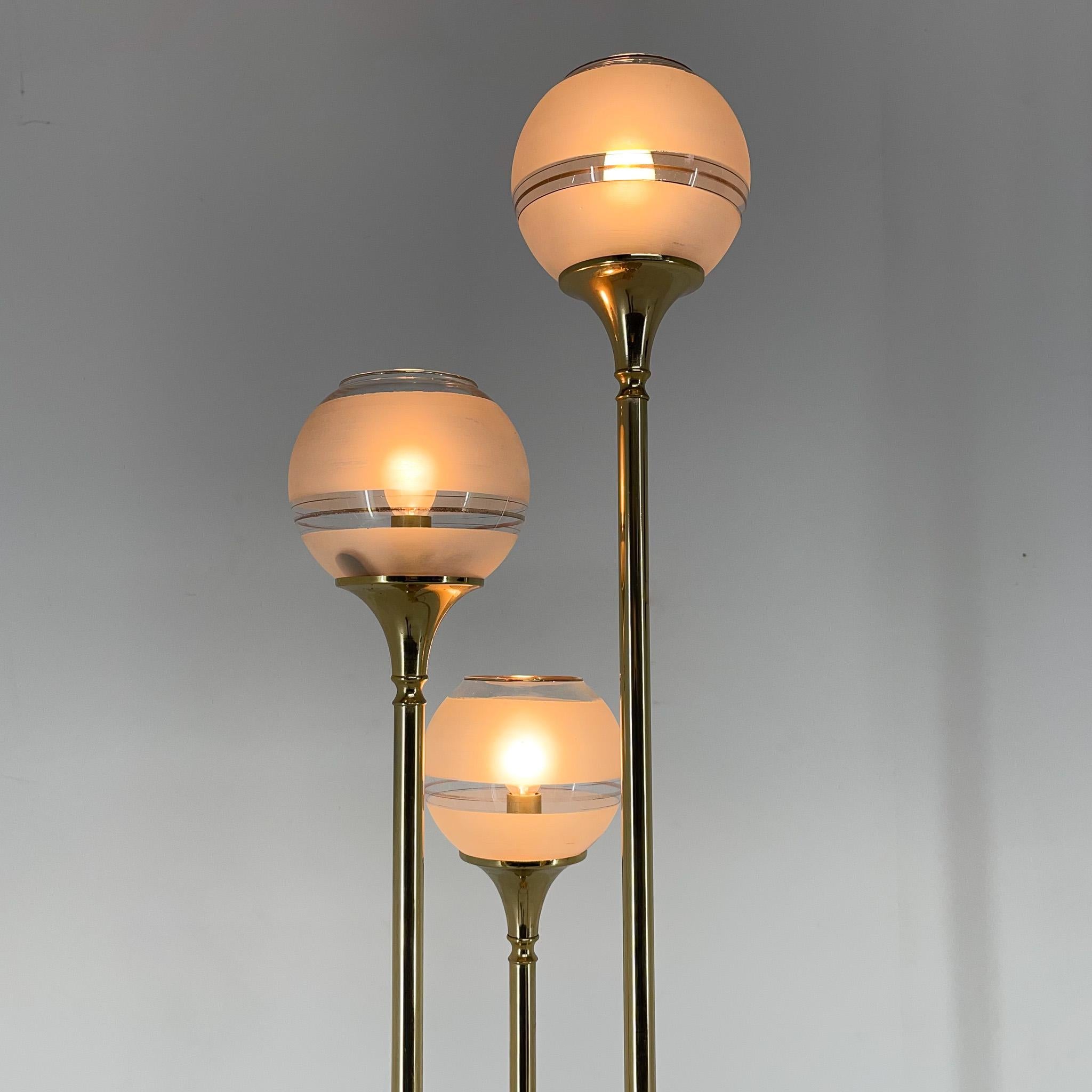 Mid-Century Modern Lampadaire italien en métal et verre des années 1970 en vente