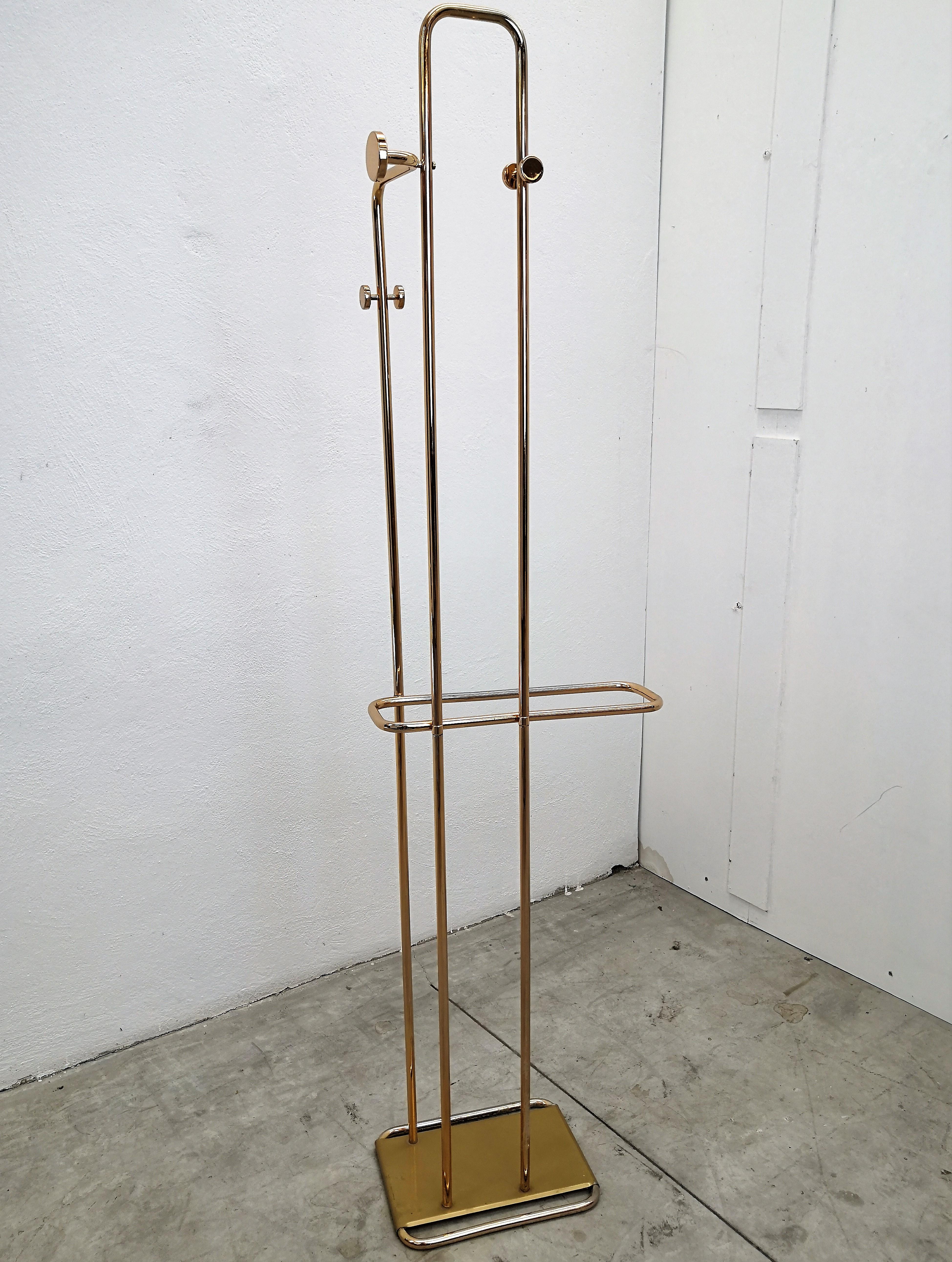 Beautiful and stylish vintage 1970s Italian brass dress boy valet stand. A great piece that perfectly adds to every home decor the typical glitz, glamour and gold of Hollywood Regency style, with a nod to Art Deco decadence and Mid-Century Modern
