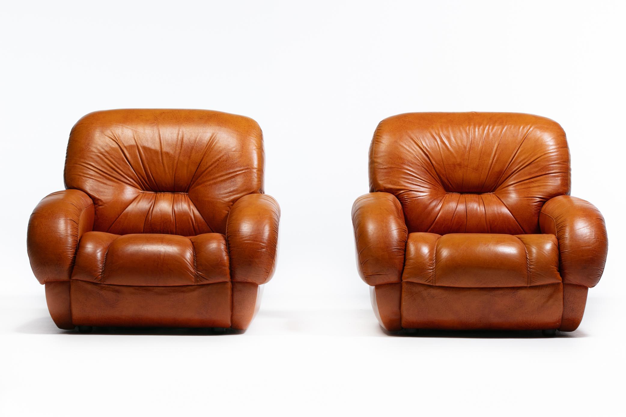 1970s Italian Mid Century Modern Plush Carmel Leather Club Chairs In Good Condition For Sale In Saint Louis, MO