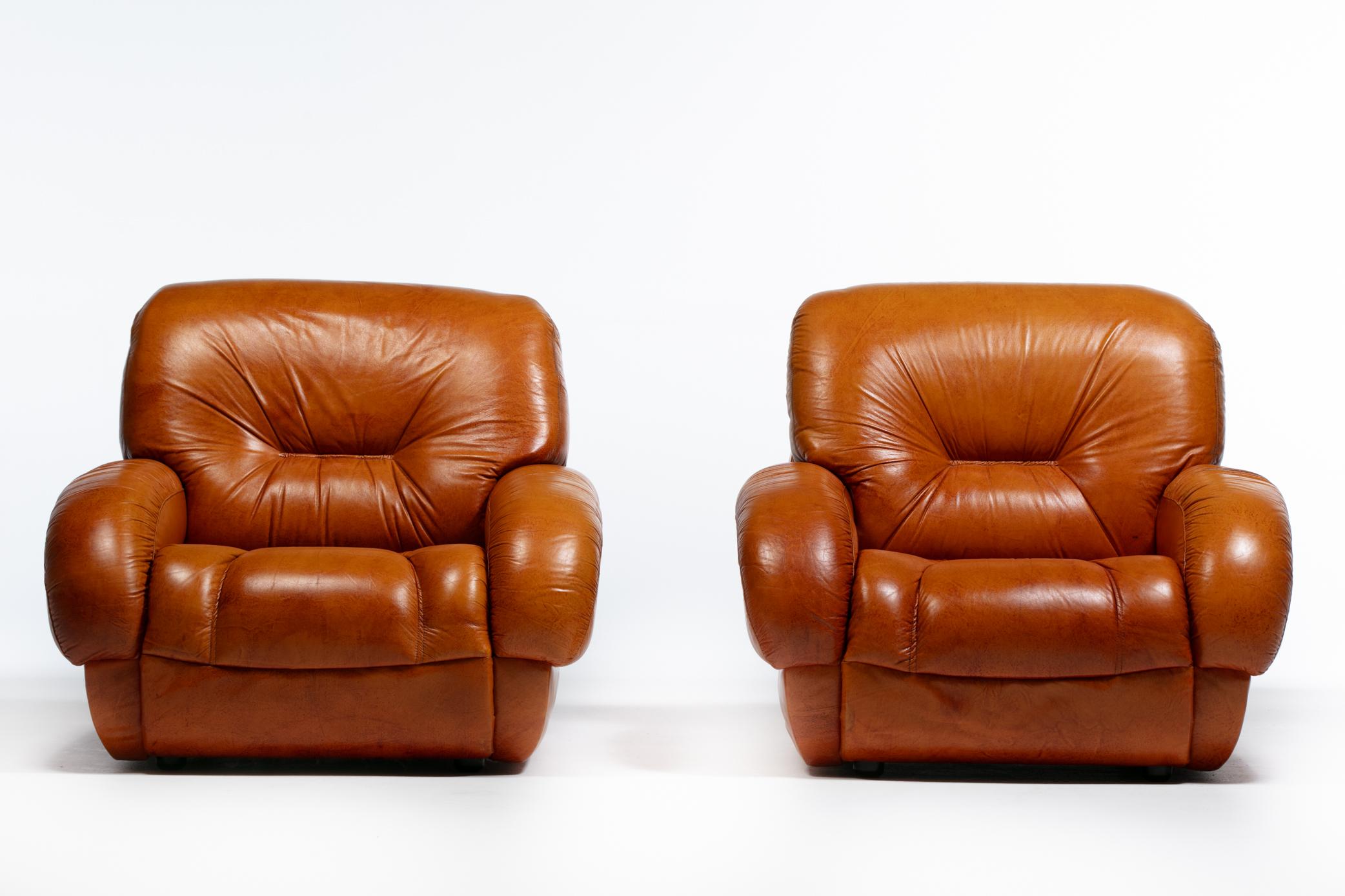 1970s Italian Mid Century Modern Plush Carmel Leather Club Chairs In Good Condition For Sale In Saint Louis, MO