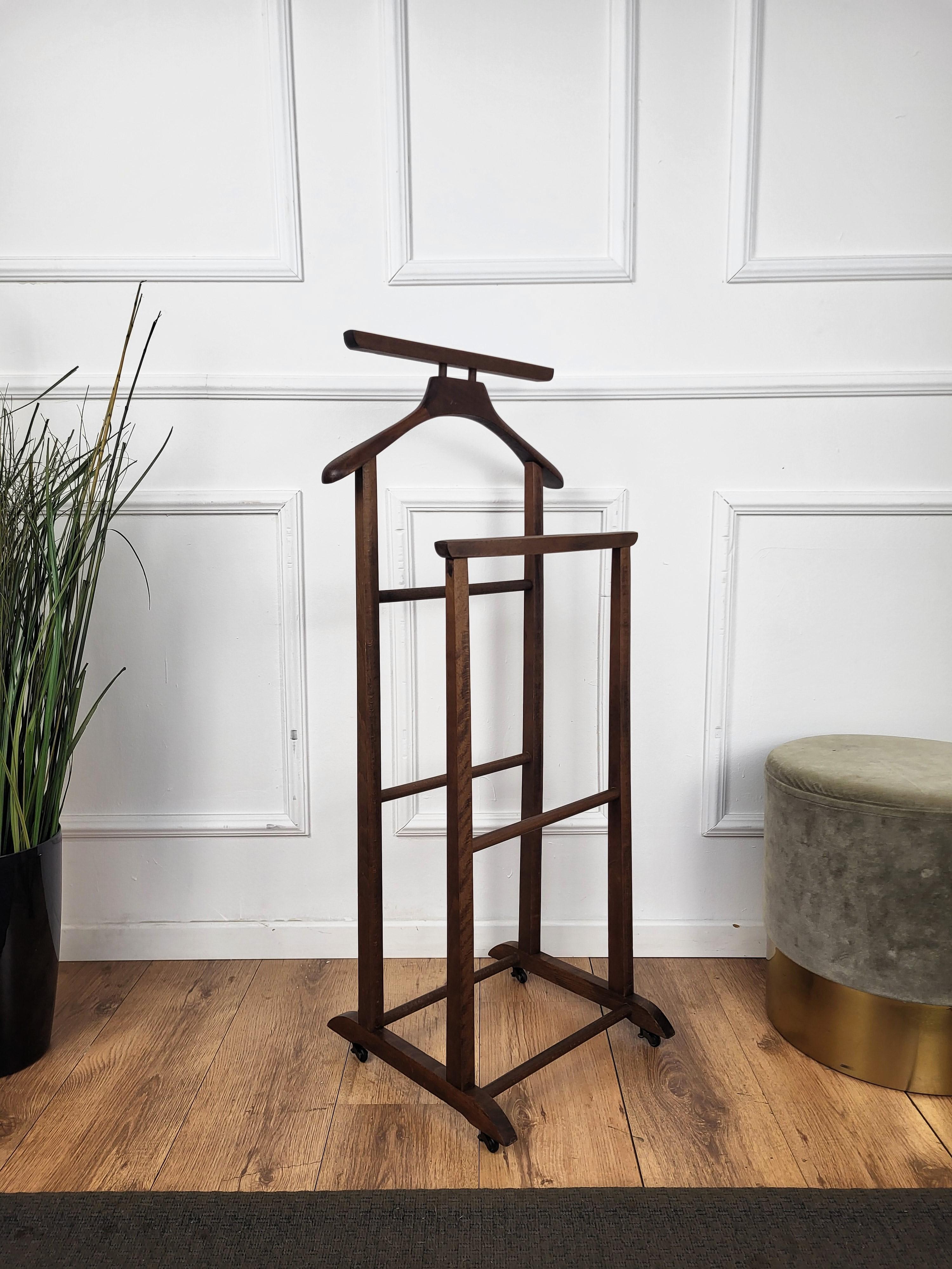 Vintage 1970s Italian wood dressboy valet stand, with classic carved column and pedestals completed by the fine and elegant 4 small brass wheels. Easy to carry.