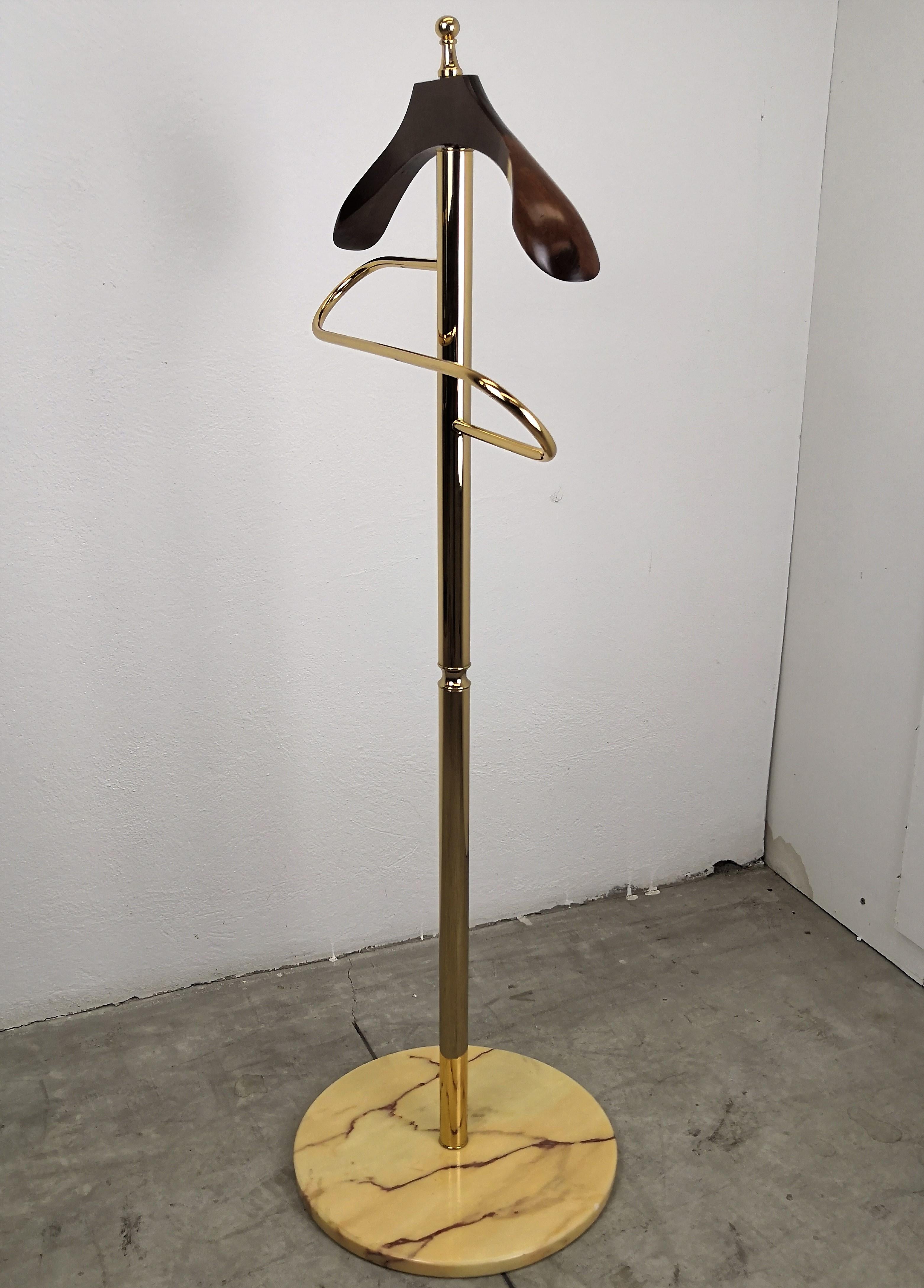 1970s Italian Midcentury Hollywood Regency Brass and Wood Valet Stand Dressboy In Good Condition In Carimate, Como