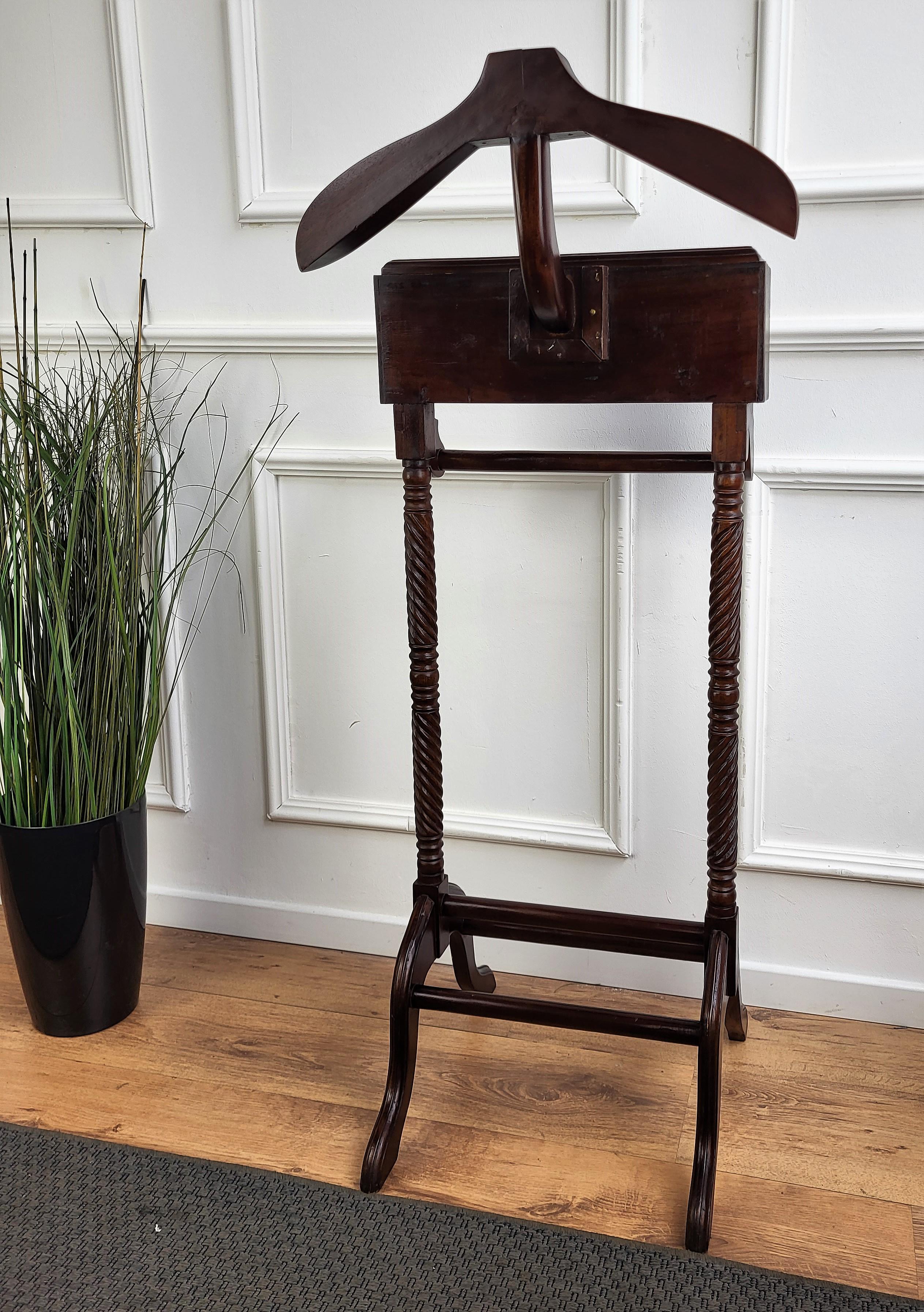 1970s Italian Mid-Century Hollywood Regency Wood Valet Stand Dressboy 3