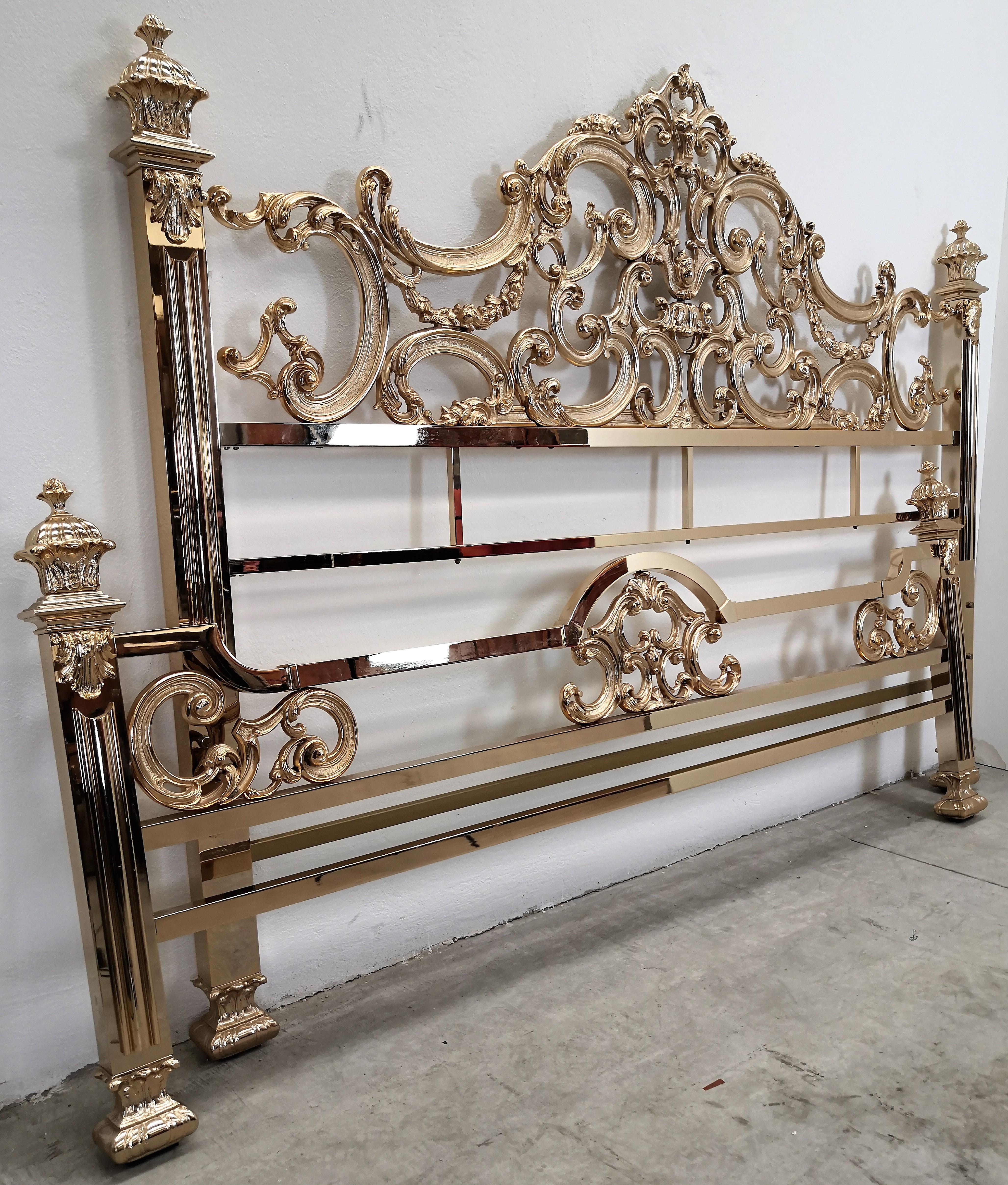 Beautiful and stylish Italian geometric and Baroque shiny brass king size bed frame, 1970s. A great piece that perfectly adds to every home decor the typical glitz, glamour, and gold of Hollywood Regency style, with a nod to Art Deco decadence and