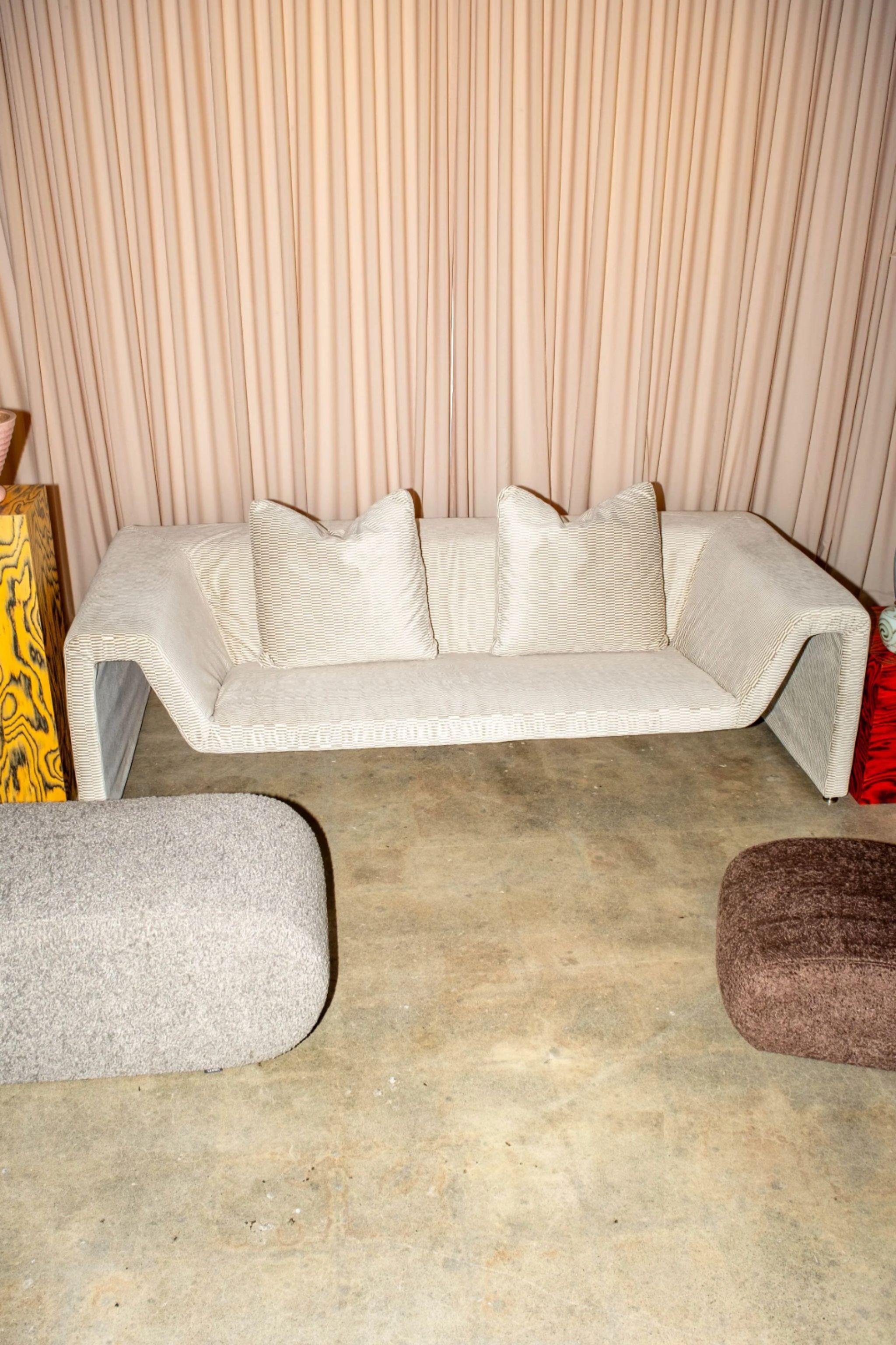 Divano Minotti appena rivestito, la cui geometria audace è completata dall'intricato disegno del nuovo tessuto. L'ampia zona salotto lascia spazio a un salotto creativo, mentre lo spazio aperto sotto la struttura fa sì che l'ambiente sia libero e
