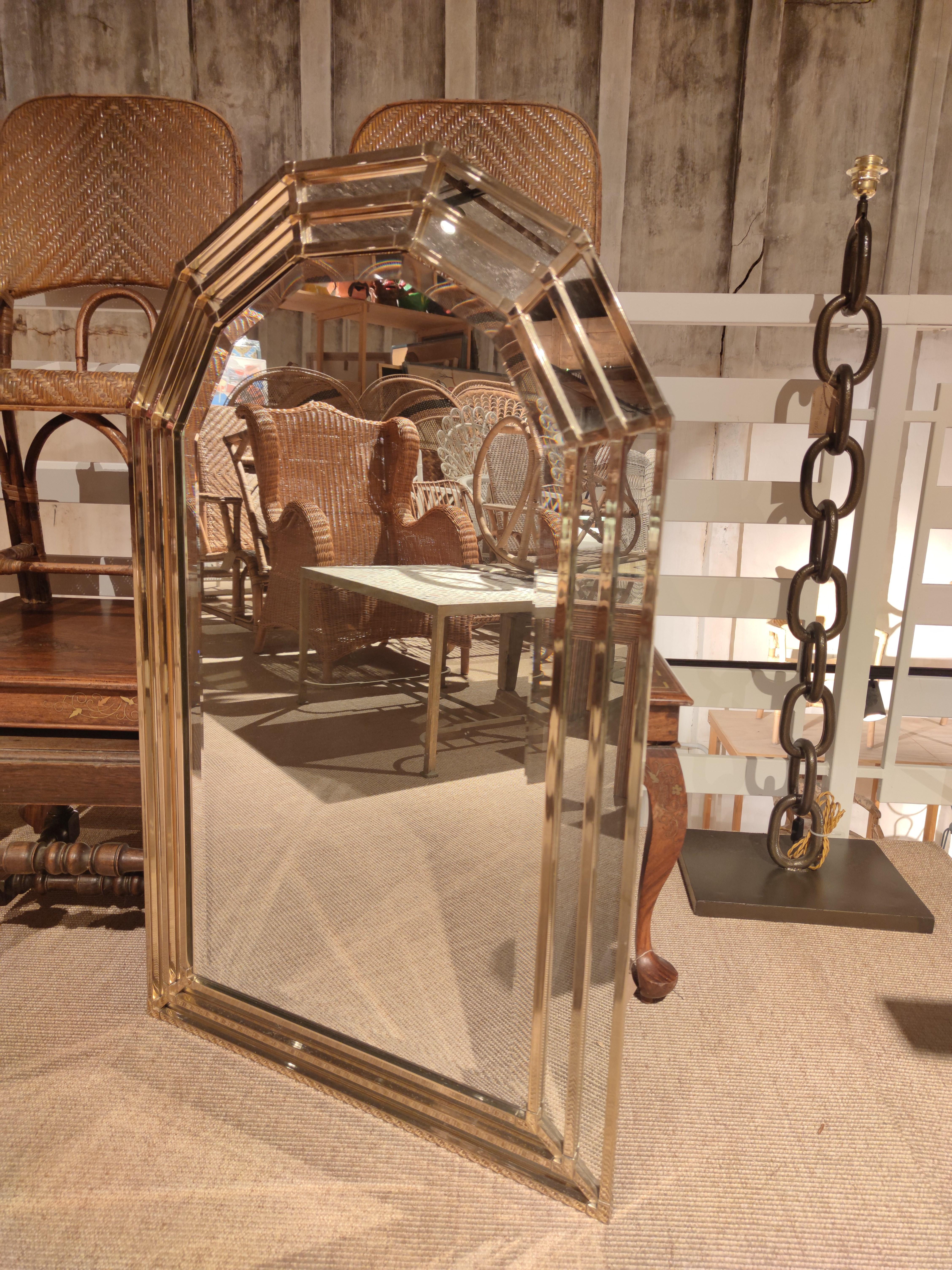 Italienischer Spiegel im Vintage-Stil der 1970er Jahre, gerahmt mit vergoldetem Metall und Spiegelpaneelen.

 