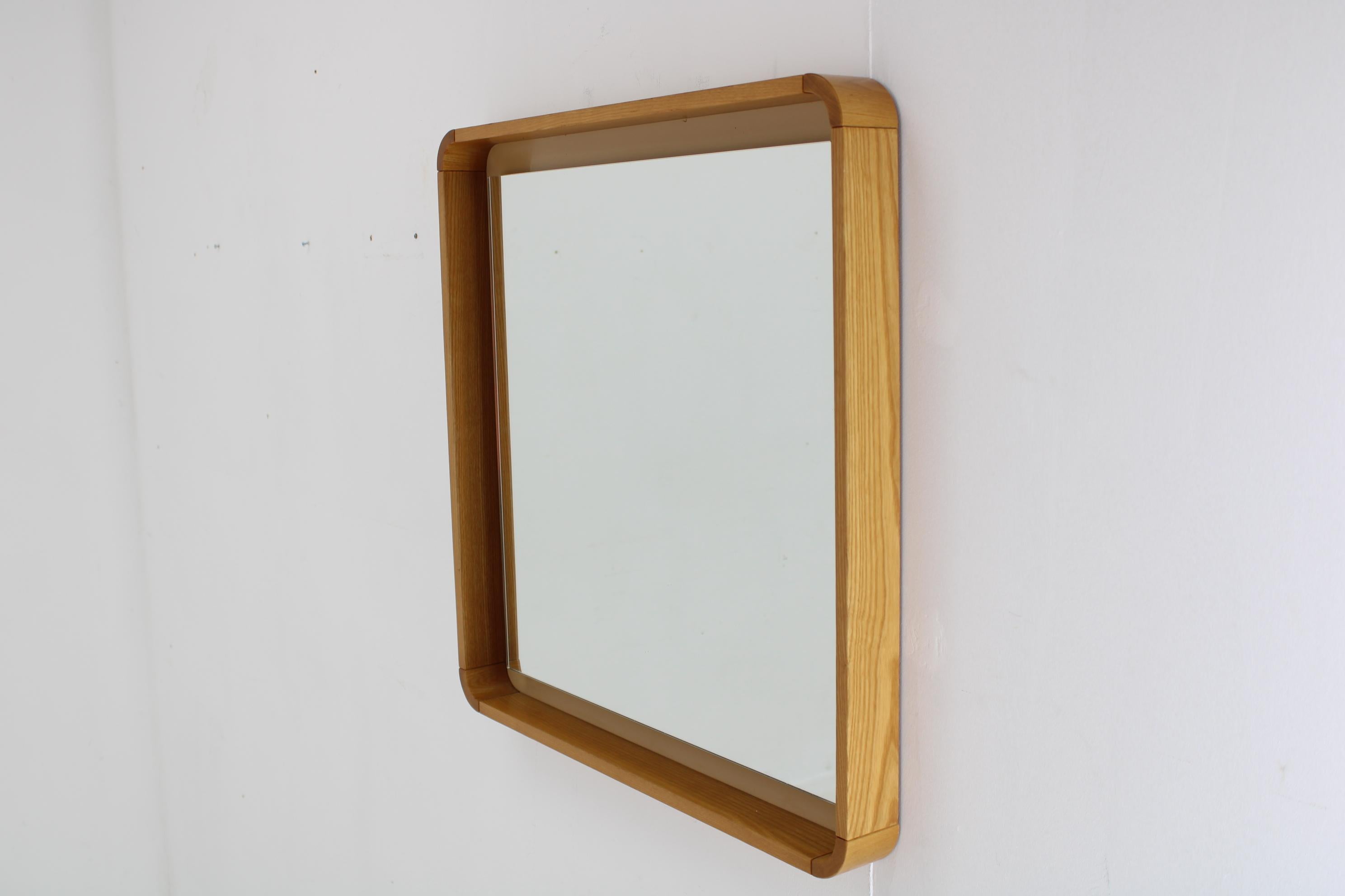 Mid-Century Modern Miroir italien des années 1970 avec cadre en érable en vente