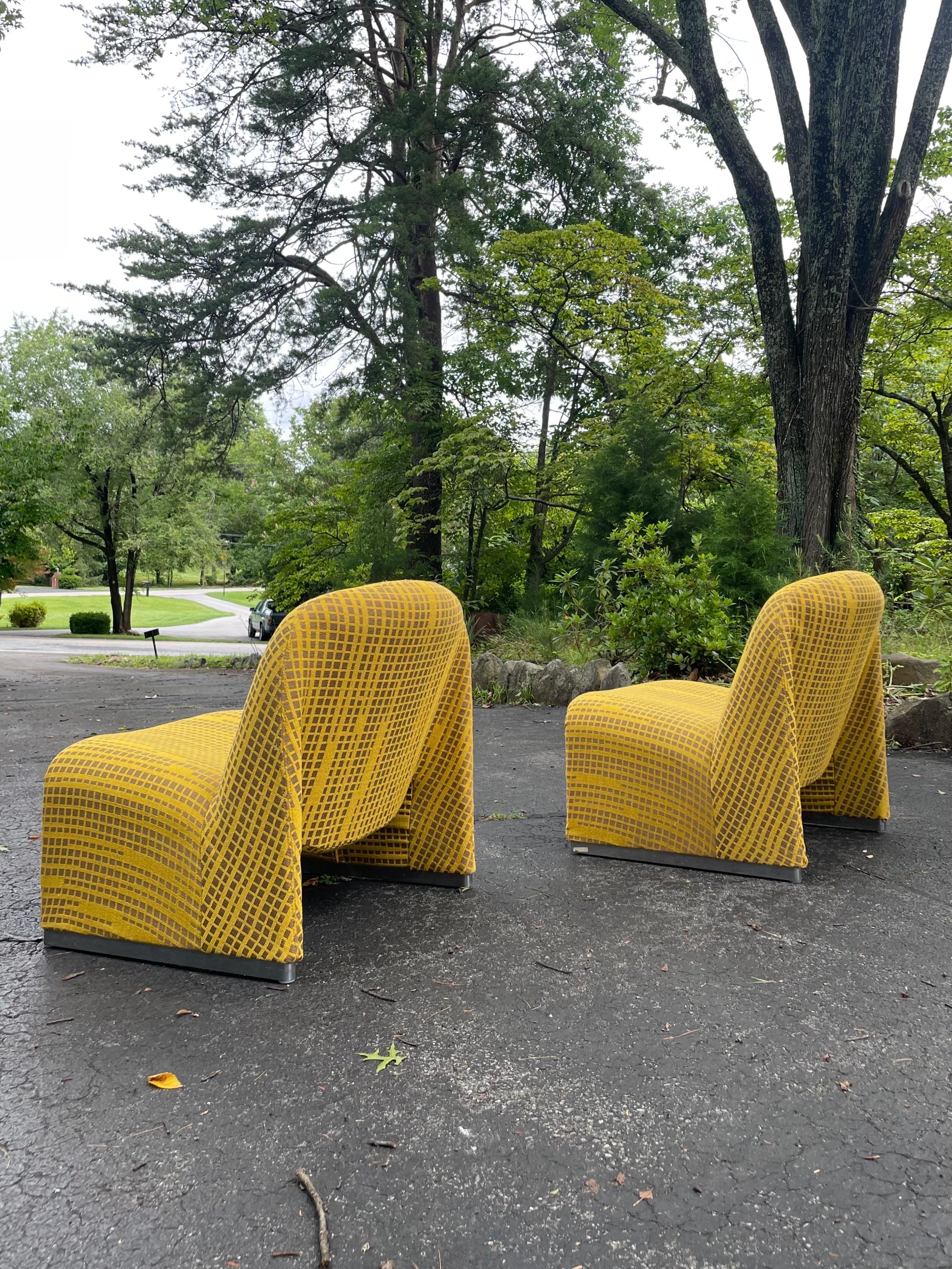 These iconic 'Alky' lounges were designed by Giancarlo Piretti for Anonima Castelli in the late 1970s. The lounges are known for their comfortable seating and iconic Italian design. They are upholstered in an interesting but also neutral yellow and