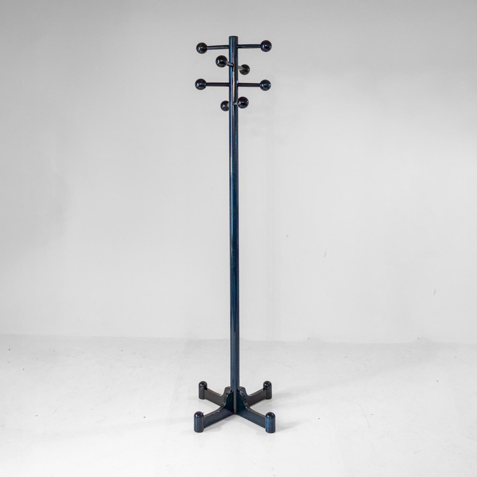 Porte-manteau italien moderne des années 1970 en bois glacé vert foncé

Porte-manteau moderne italien datant des années 1970, doté d'une structure en bois recouverte d'une glaçure vert pétrole très brillante. 

La pièce a été entièrement restaurée