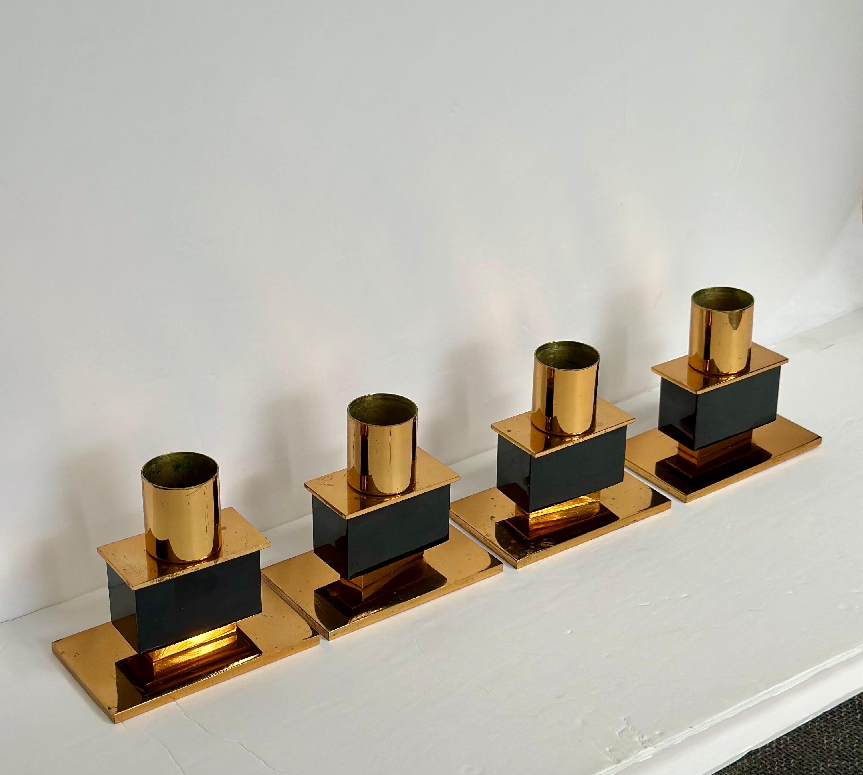 Siamo molto lieti di offrirti un sorprendente set di candelieri geometrici italiani degli anni '70, che mostrano l'audace eleganza architettonica dell'epoca. Vendute in coppia, sono disponibili per l'acquisto due coppie. Ogni candeliere è composto