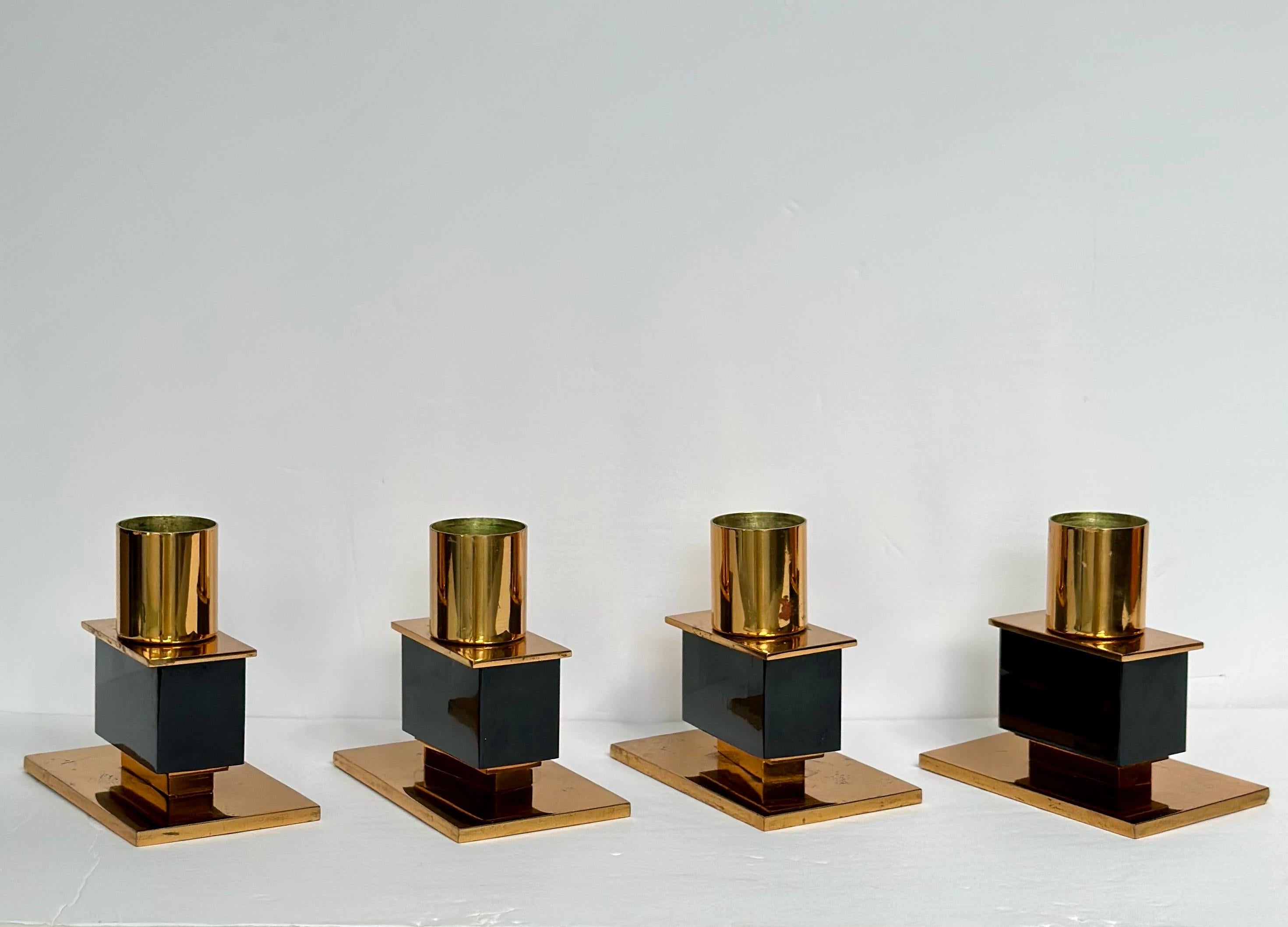 Portacandele cubo modernista italiano degli anni '70 in ottone e smalto nero - una coppia In condizioni buone in vendita a Farmington Hills, MI