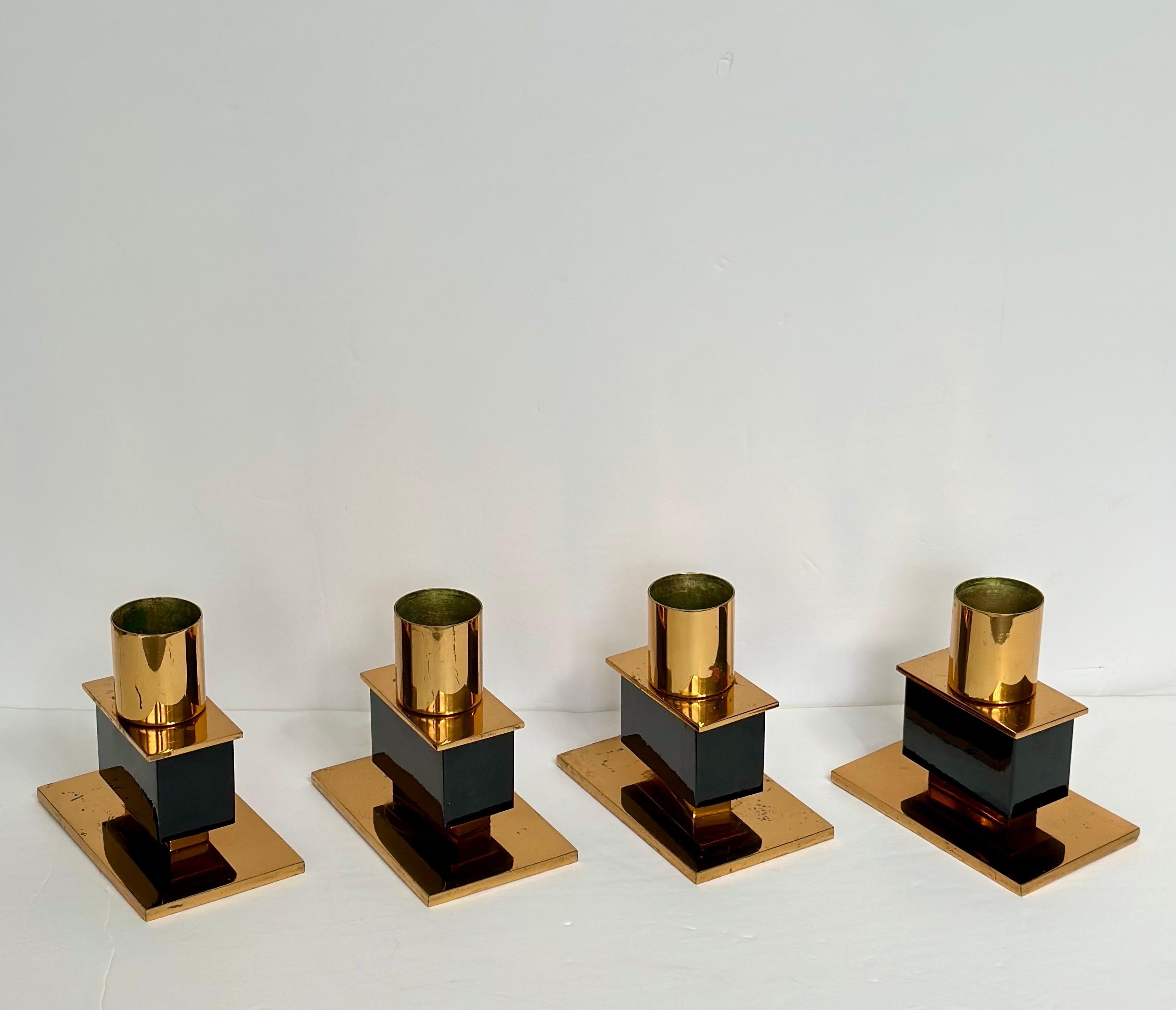 Fine XX secolo Portacandele cubo modernista italiano degli anni '70 in ottone e smalto nero - una coppia in vendita