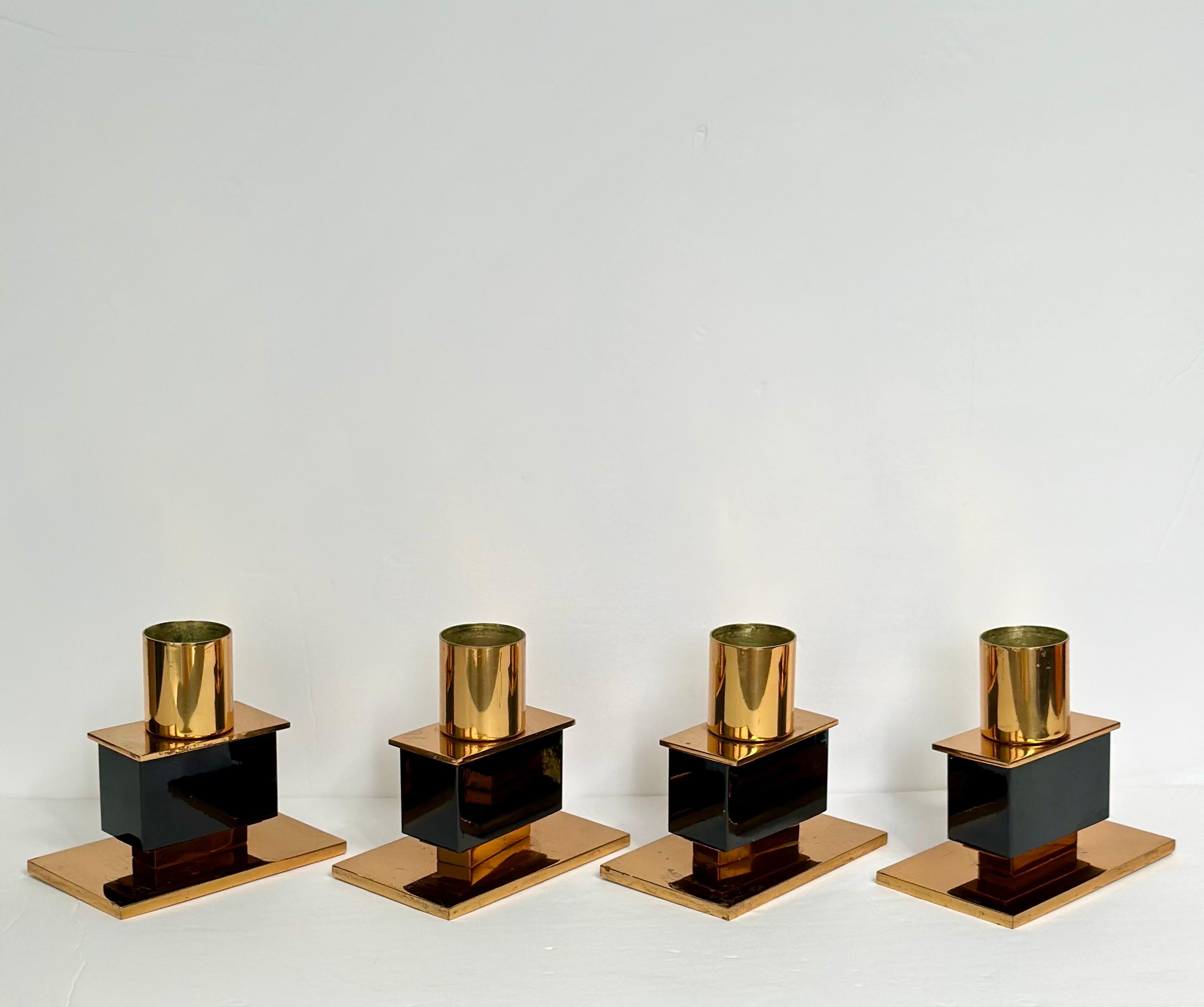 Ottone Portacandele cubo modernista italiano degli anni '70 in ottone e smalto nero - una coppia in vendita