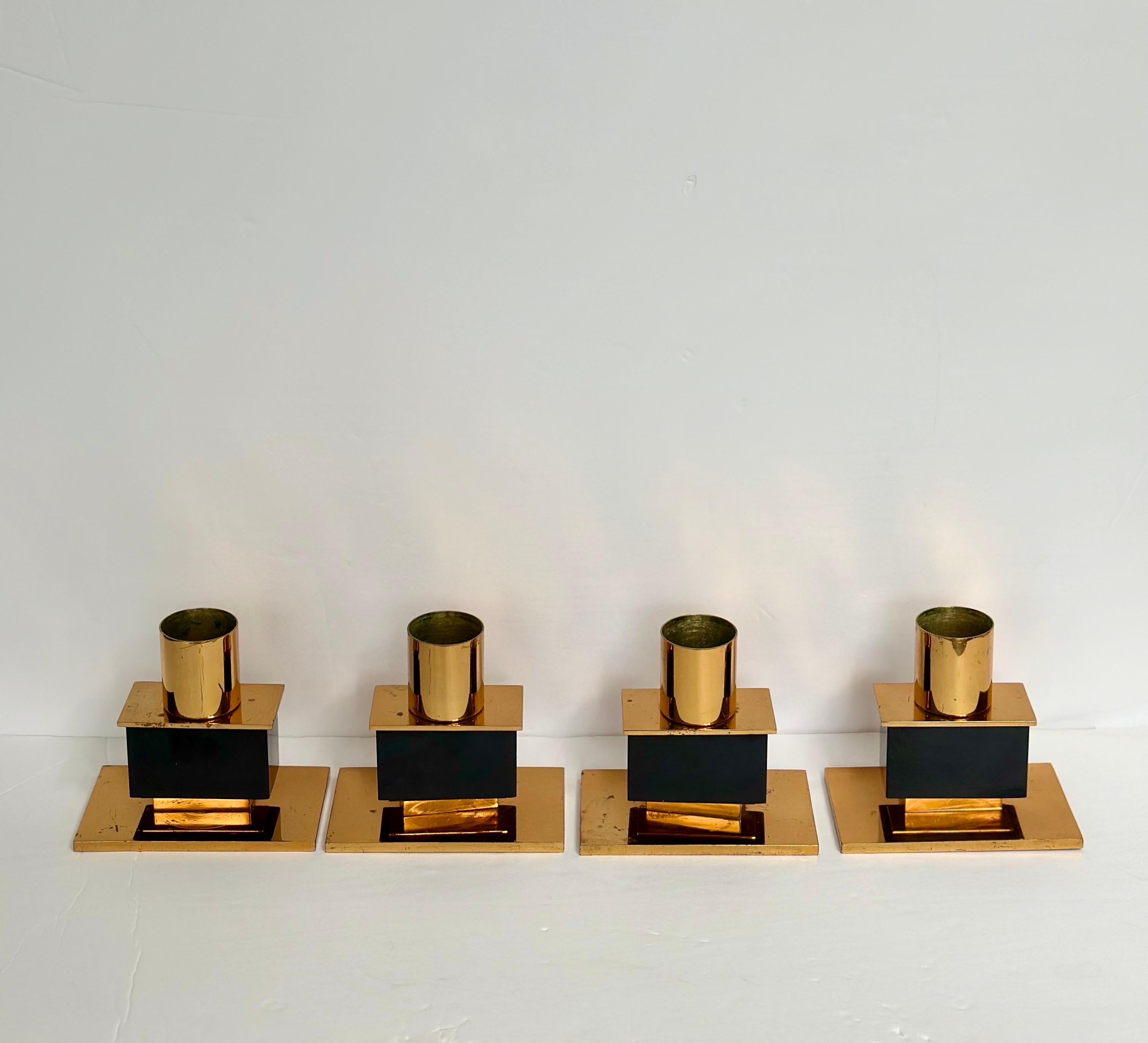 Portacandele cubo modernista italiano degli anni '70 in ottone e smalto nero - una coppia in vendita 1