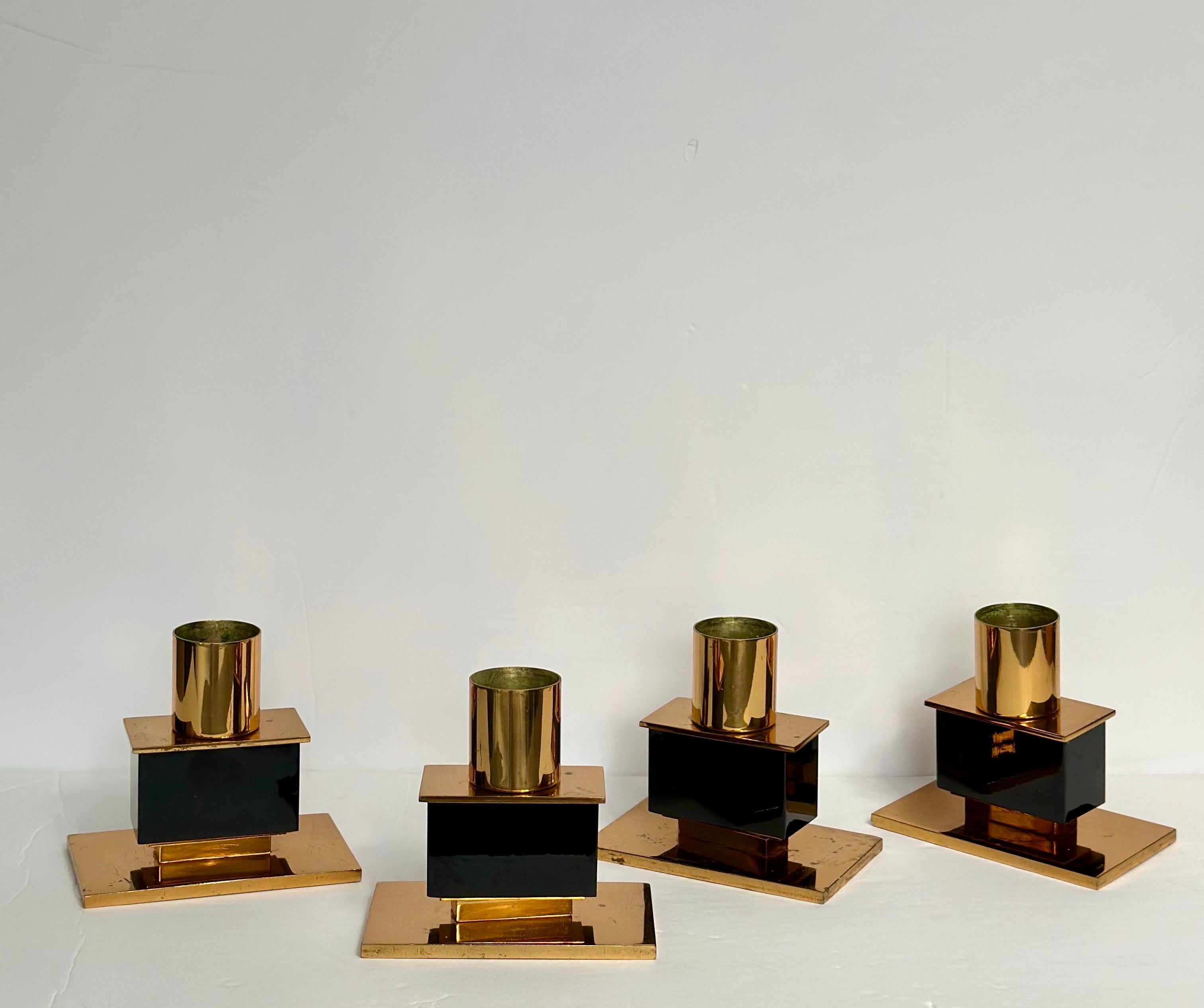 Portacandele cubo modernista italiano degli anni '70 in ottone e smalto nero - una coppia in vendita 3