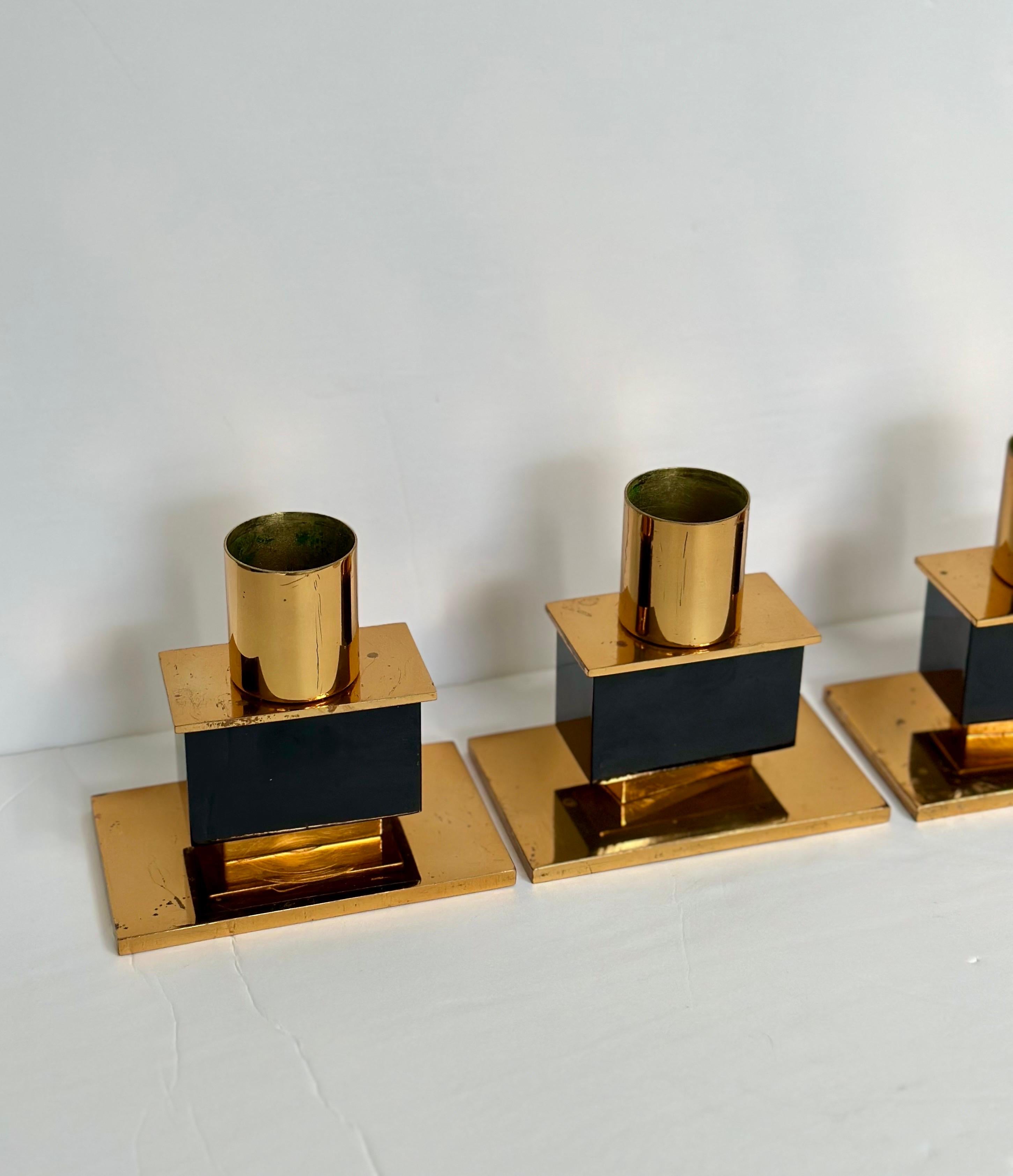 Portacandele cubo modernista italiano degli anni '70 in ottone e smalto nero - una coppia in vendita 4