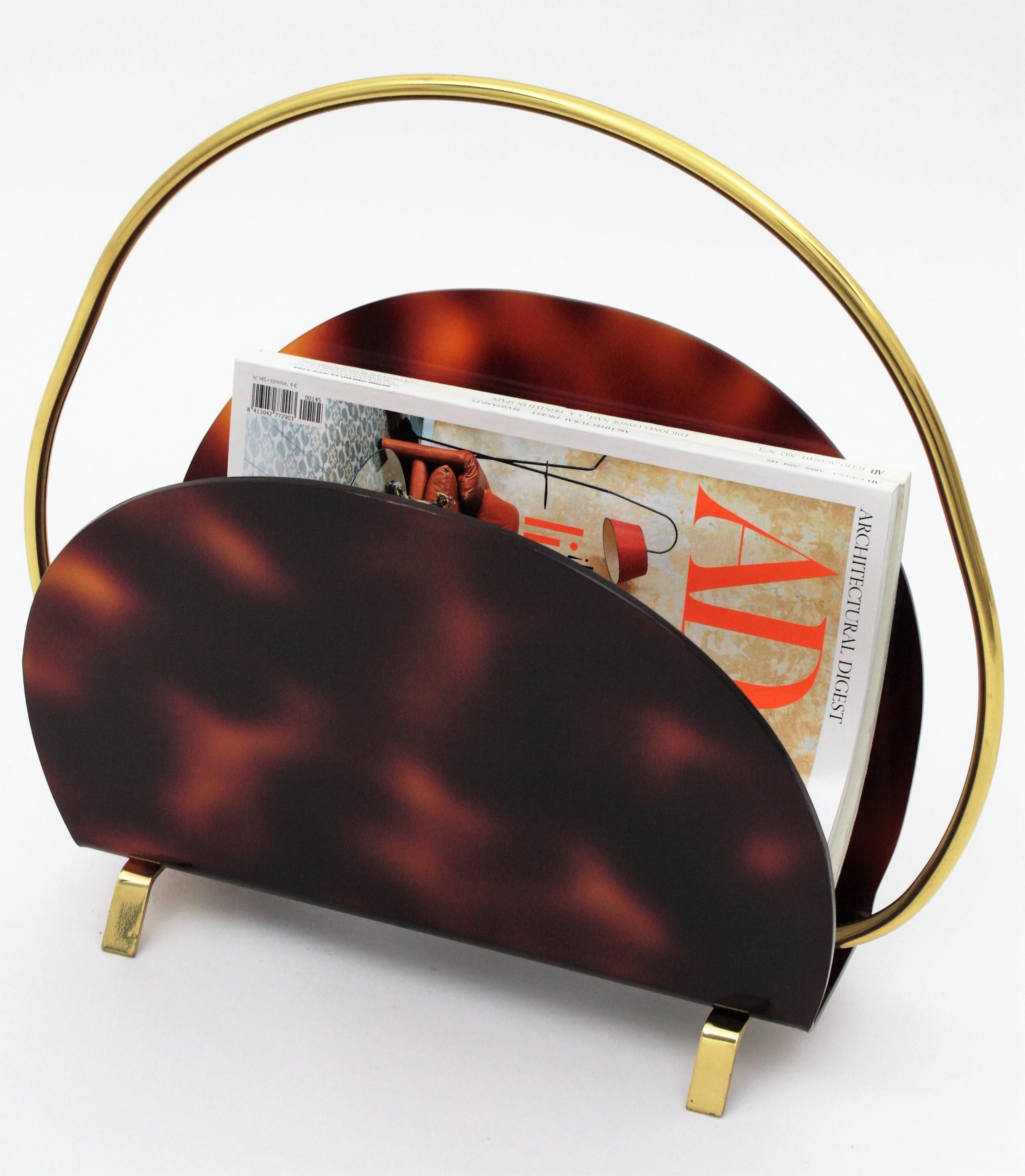 Italian Modern Magazine Rack in Faux Tortoise Shell Lucite and Brass, 1970s In Good Condition For Sale In Barcelona, ES