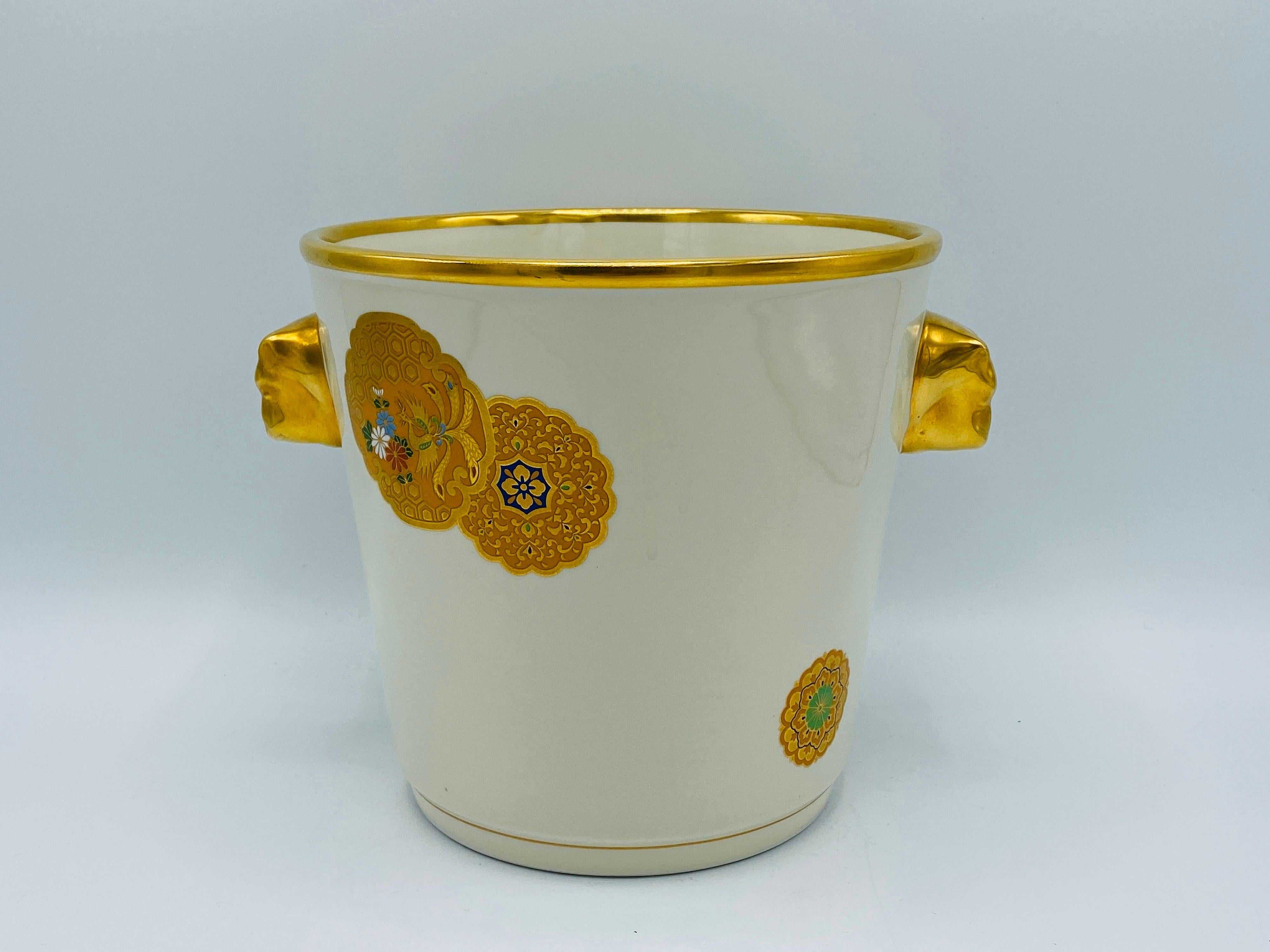 Italian Mottahedeh White and Gold Chinese Medallion Champagne Bucket, 1970s In Good Condition For Sale In Richmond, VA