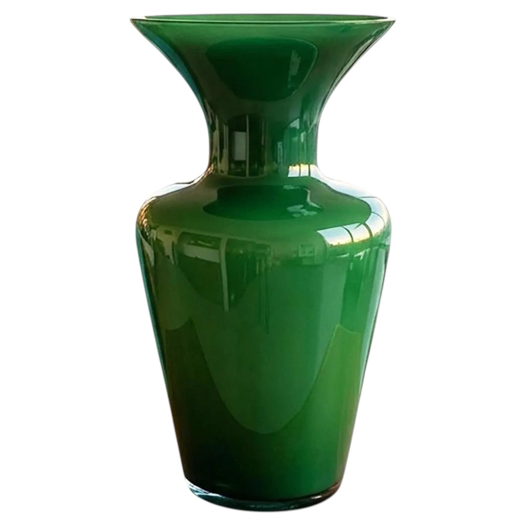 Vaso in vetro soffiato di Murano degli anni ’70, verde smeraldo, realizzato dal Maestro del Vetro.