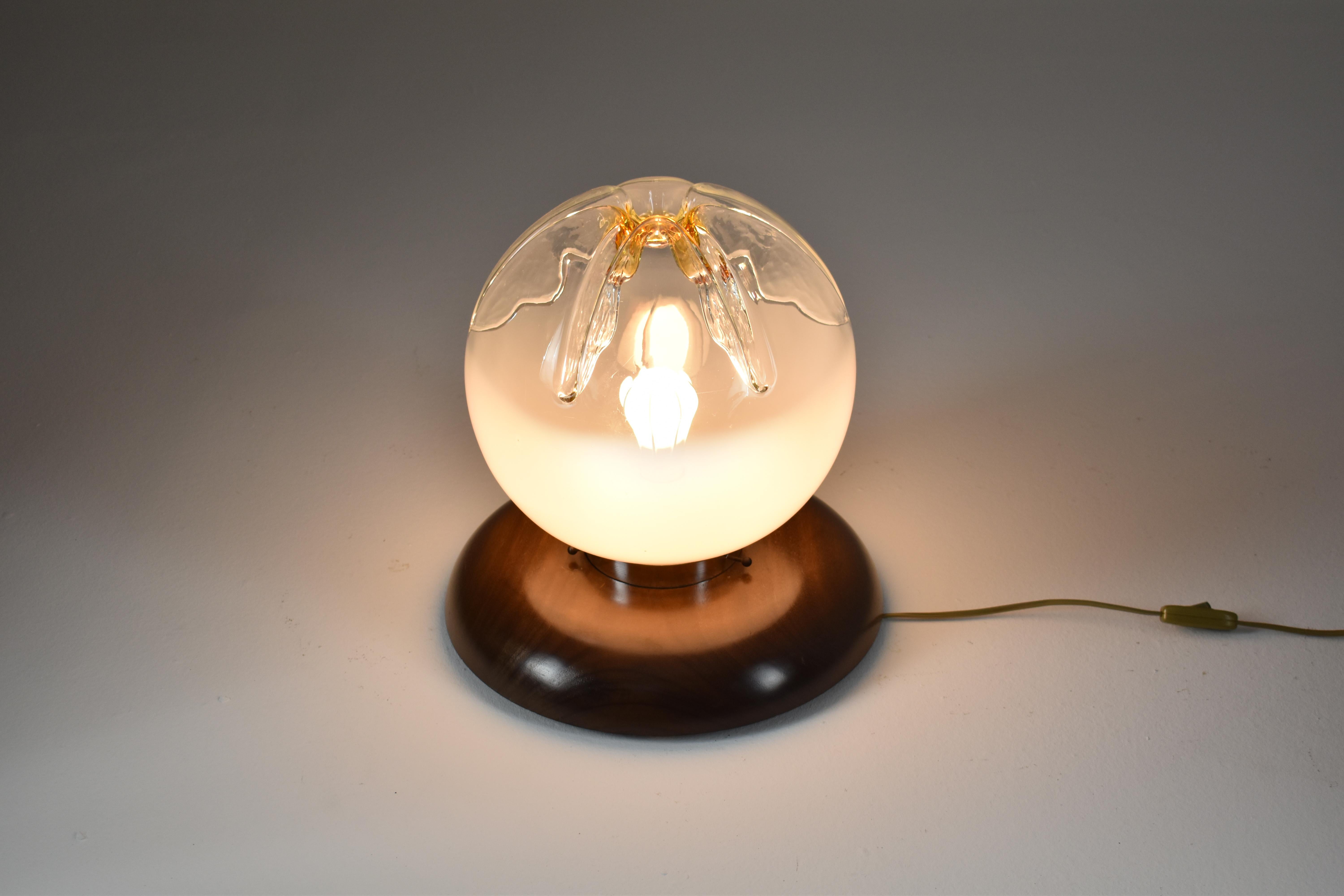 Mid-Century Modern Lampe de table à boule italienne Murano des années 1970  en vente
