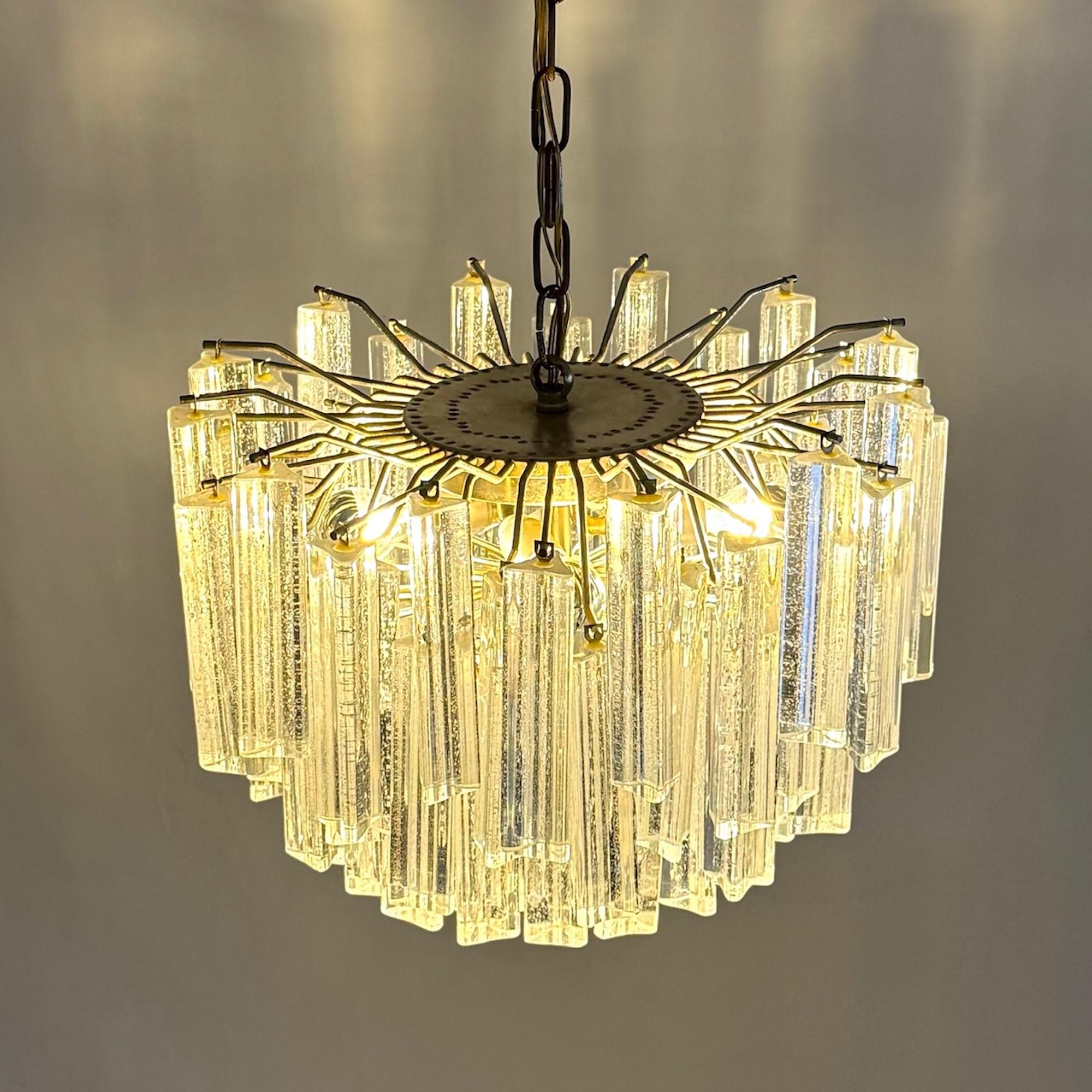 1970s Italian Murano Chandelier with Trilobal Glass Prisms and Chrome Frame in vendita 3