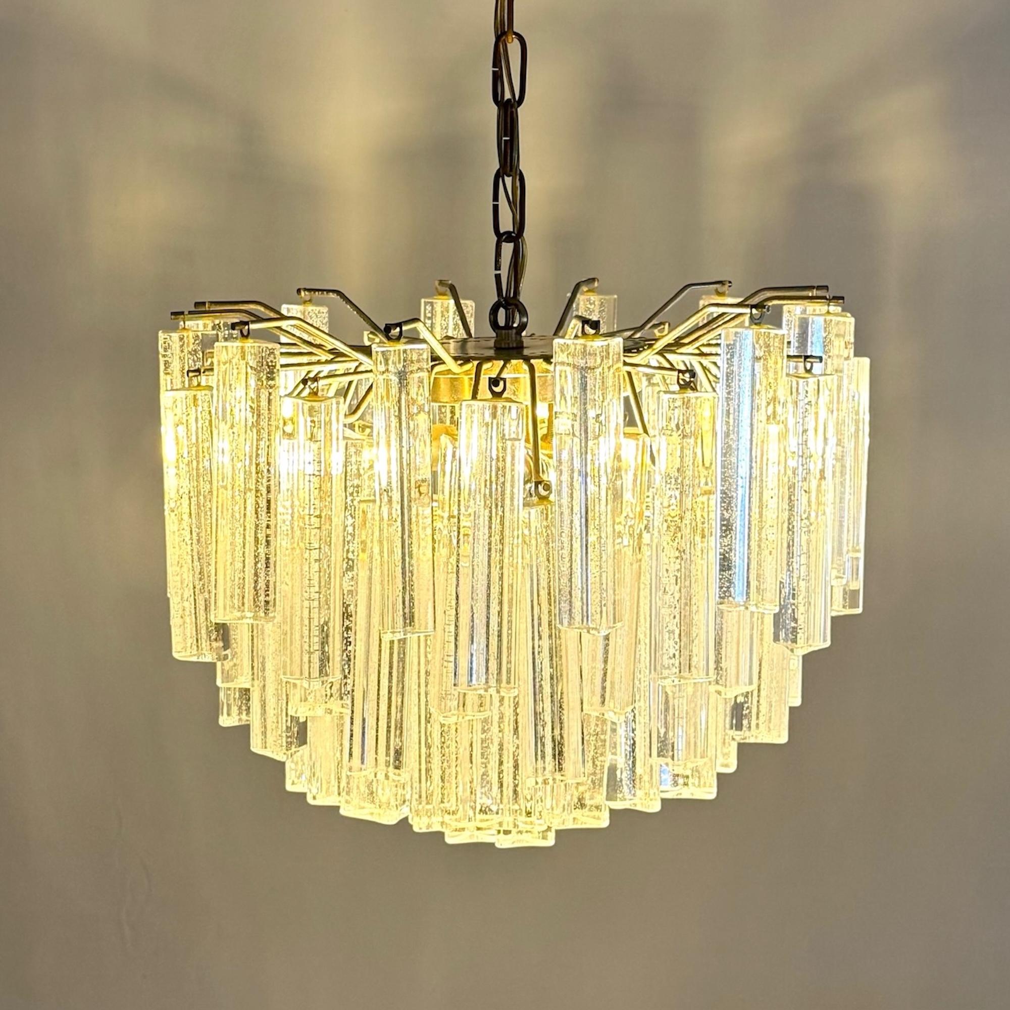 1970s Italian Murano Chandelier with Trilobal Glass Prisms and Chrome Frame in vendita 4