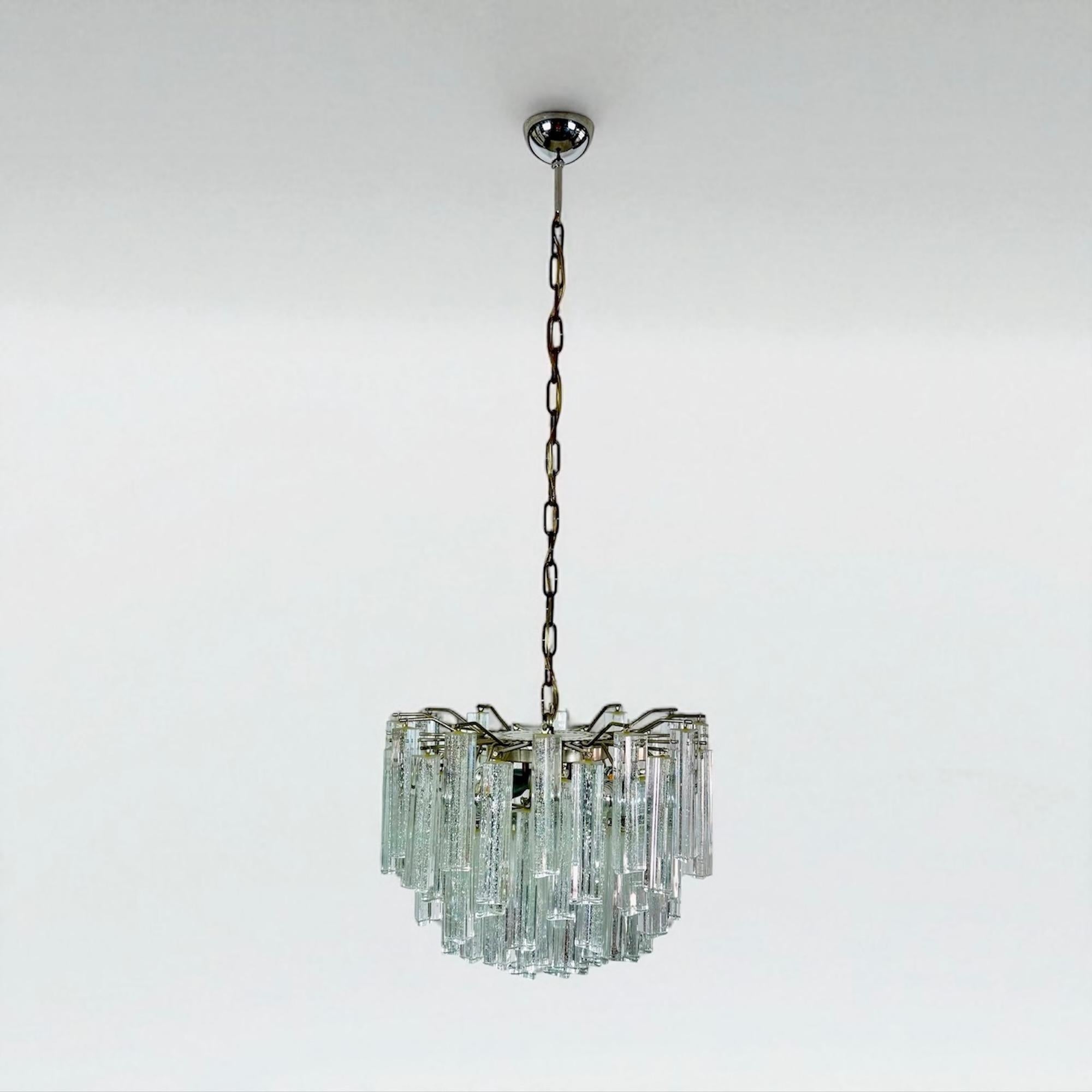 Italiano 1970s Italian Murano Chandelier with Trilobal Glass Prisms and Chrome Frame in vendita