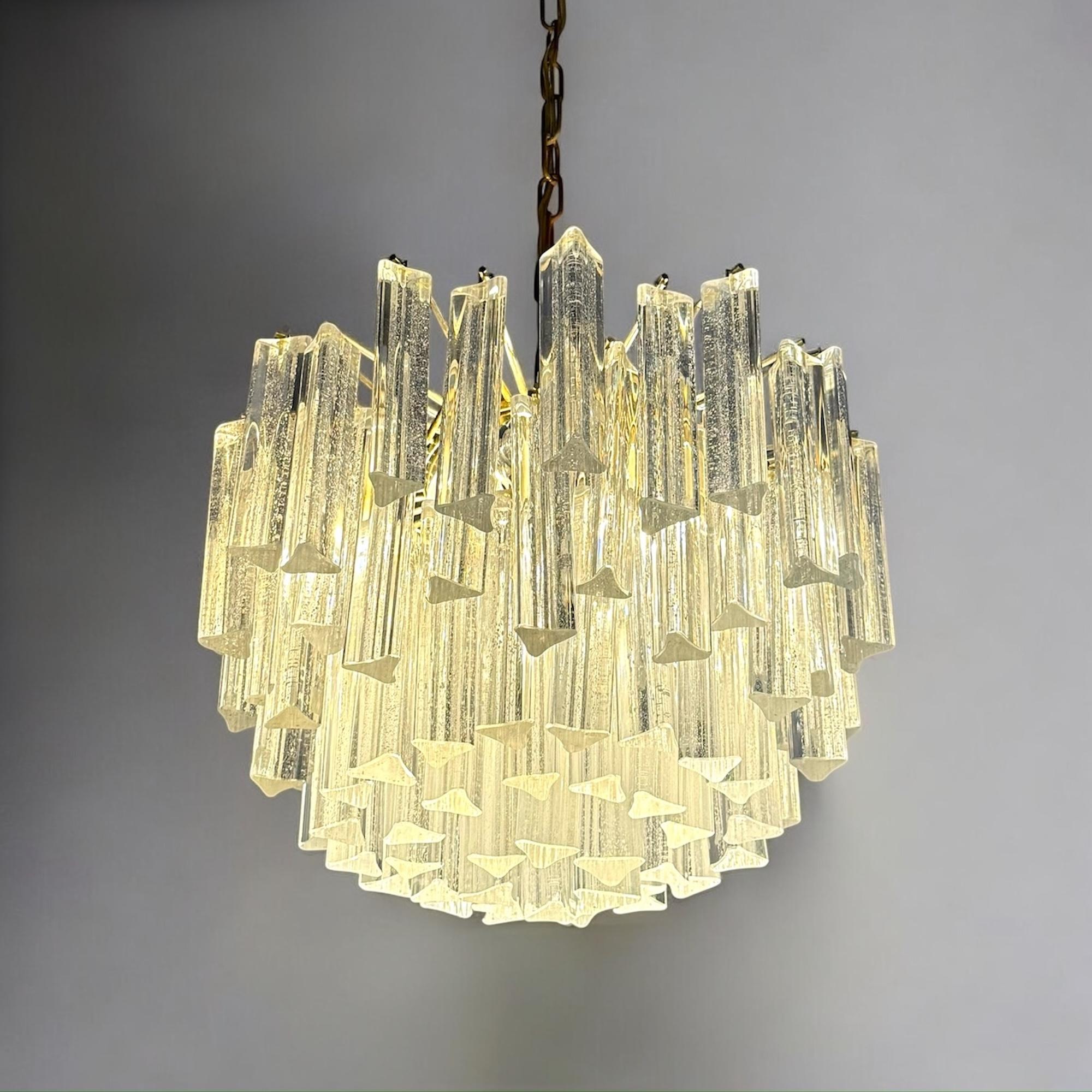 1970s Italian Murano Chandelier with Trilobal Glass Prisms and Chrome Frame In condizioni buone in vendita a San Benedetto Del Tronto, IT