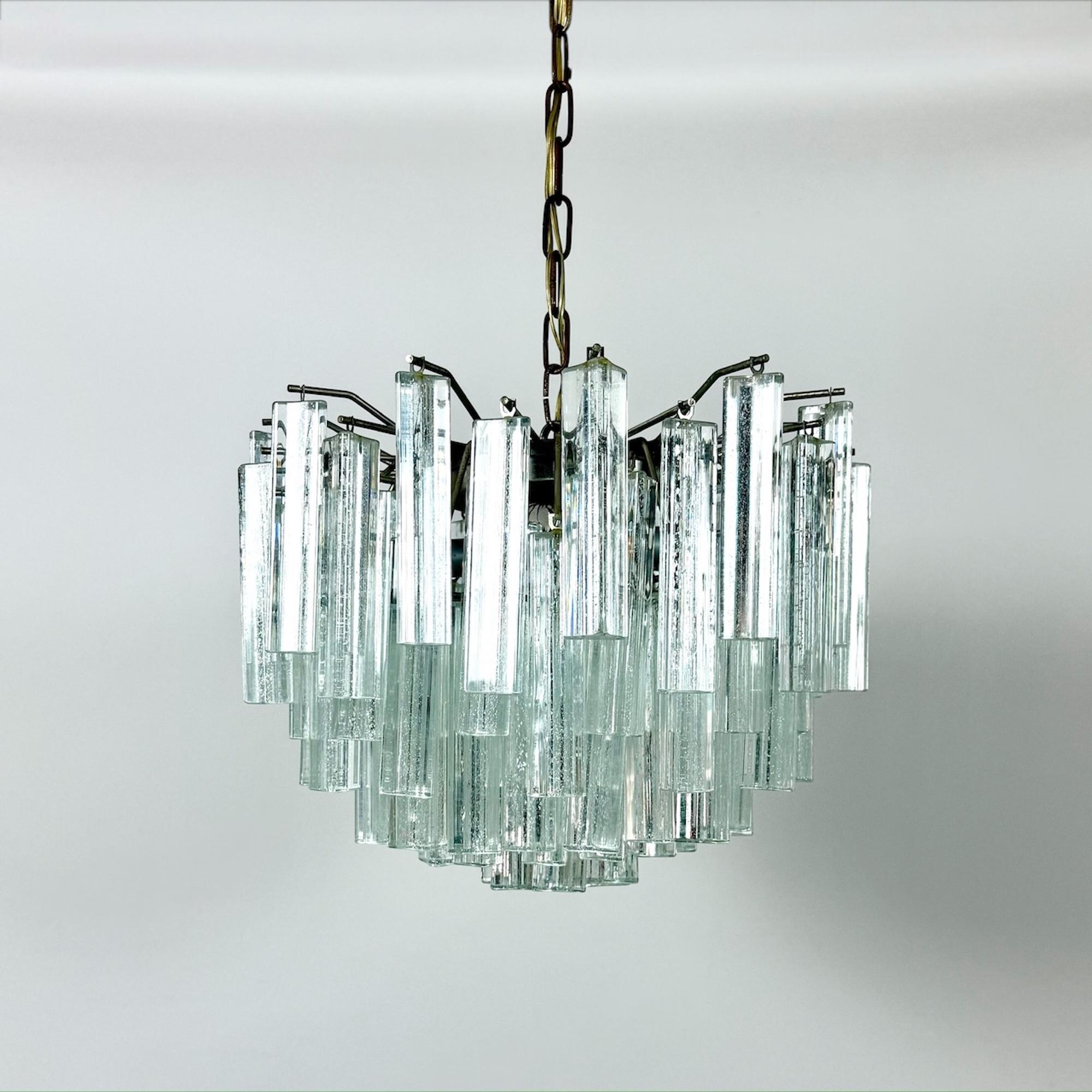 Fine XX secolo 1970s Italian Murano Chandelier with Trilobal Glass Prisms and Chrome Frame in vendita