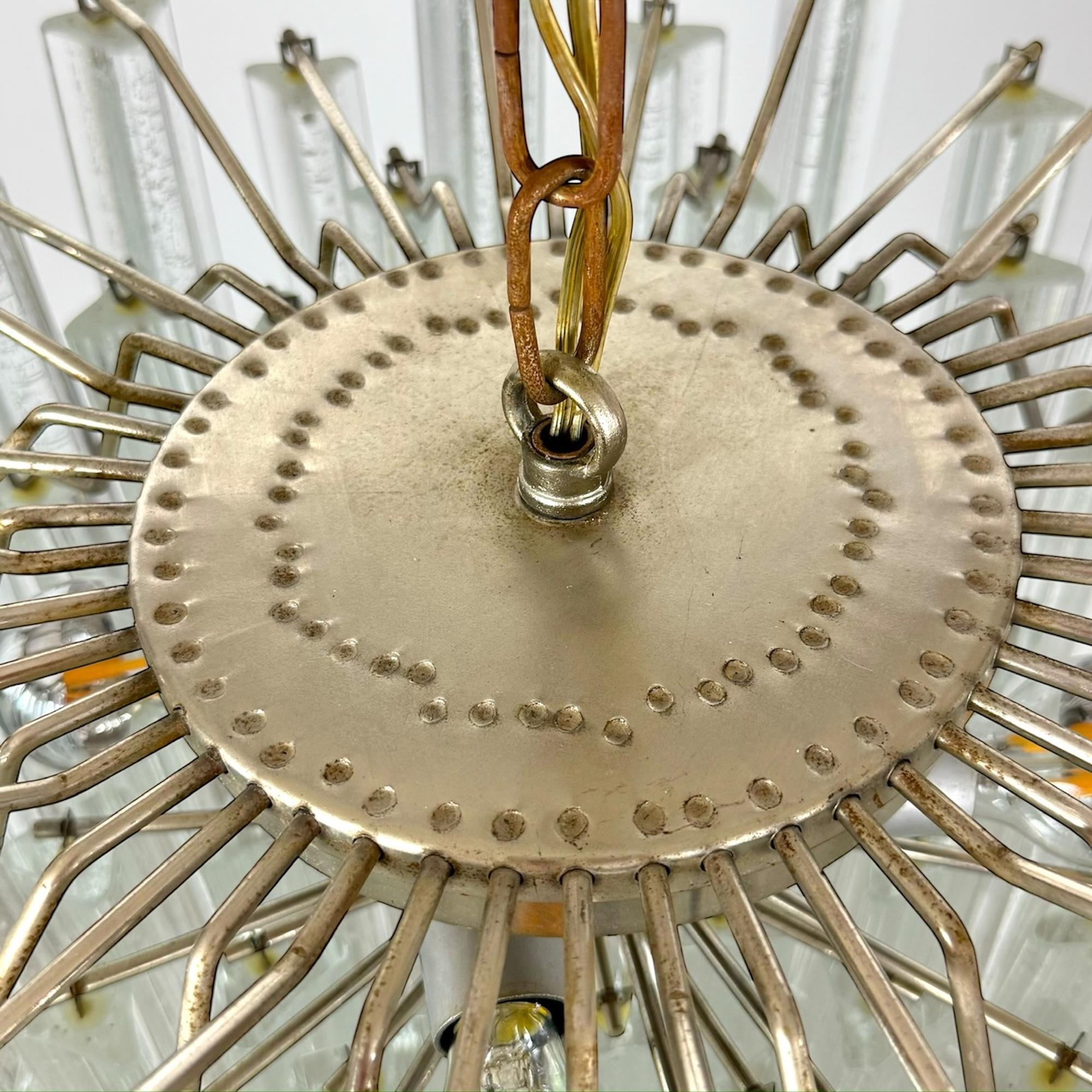 1970s Italian Murano Chandelier with Trilobal Glass Prisms and Chrome Frame in vendita 1