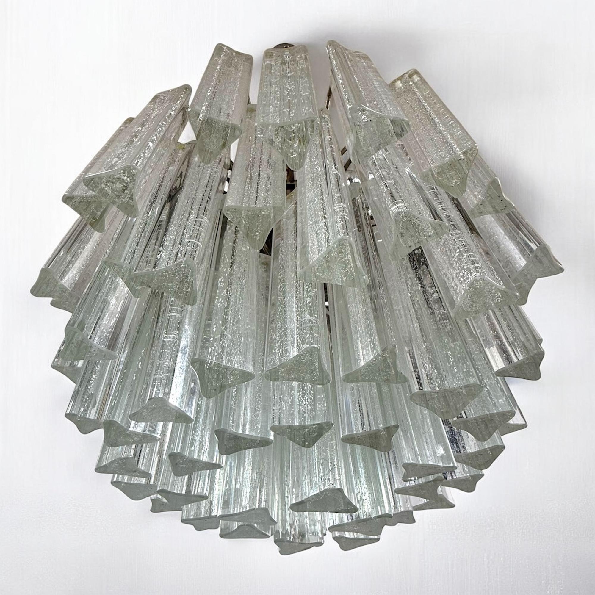 1970s Italian Murano Chandelier with Trilobal Glass Prisms and Chrome Frame in vendita 2